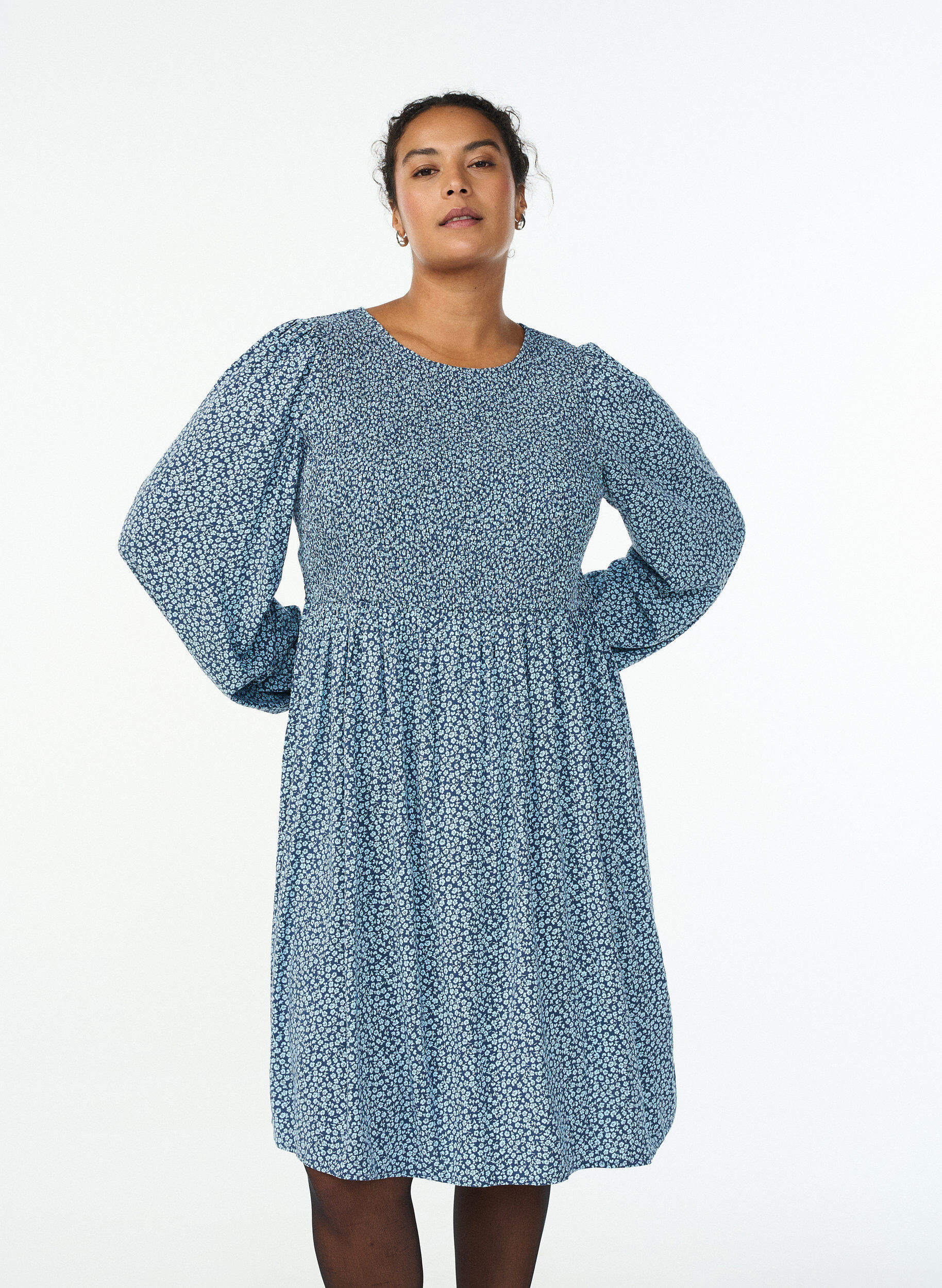 Kl&auml;nning med smock upptill och sm&aring;blommigt m&ouml;nster, Bl&aring;, Model