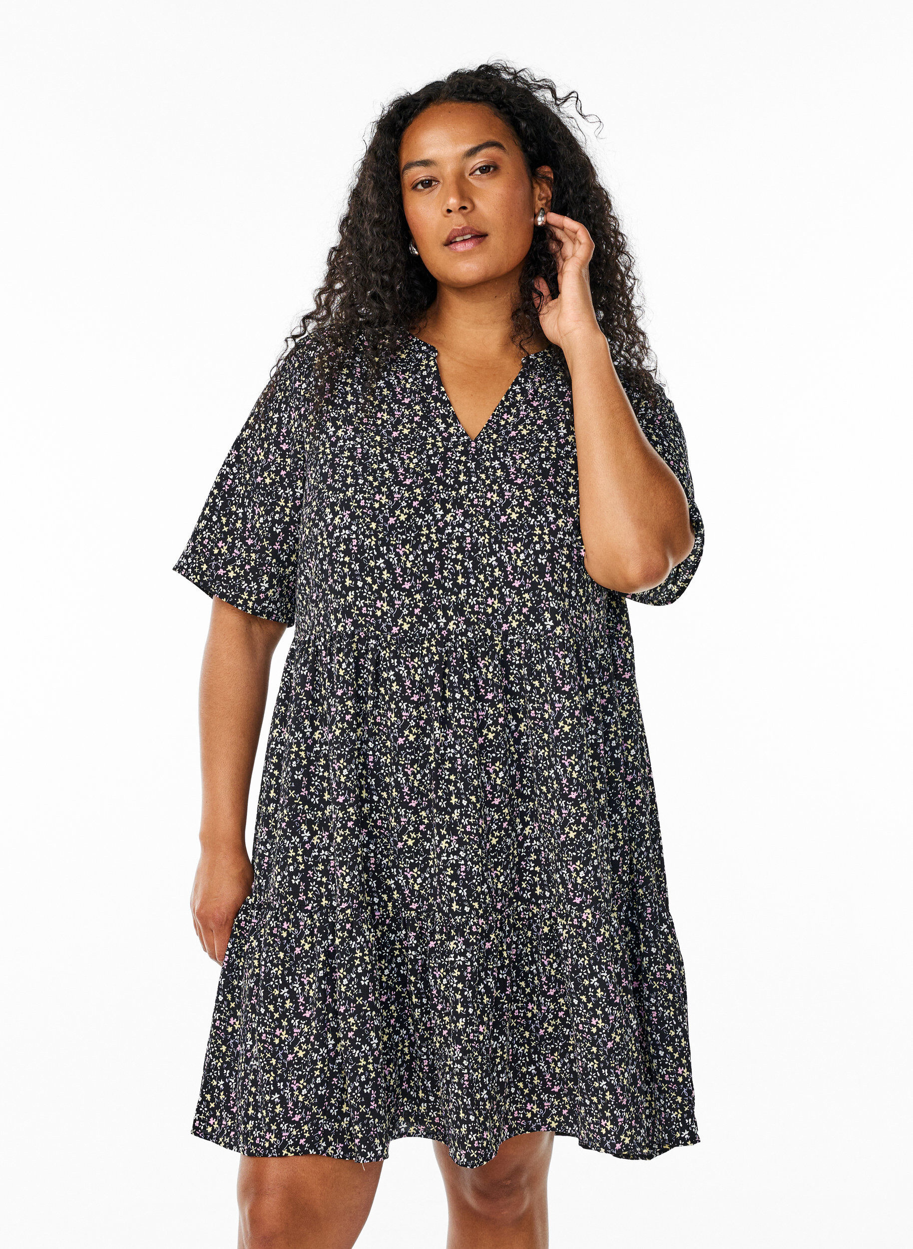 Zizzi Kort&auml;rmad kl&auml;nning med A-linje och sk&auml;rningar, Svart, Model image number 0