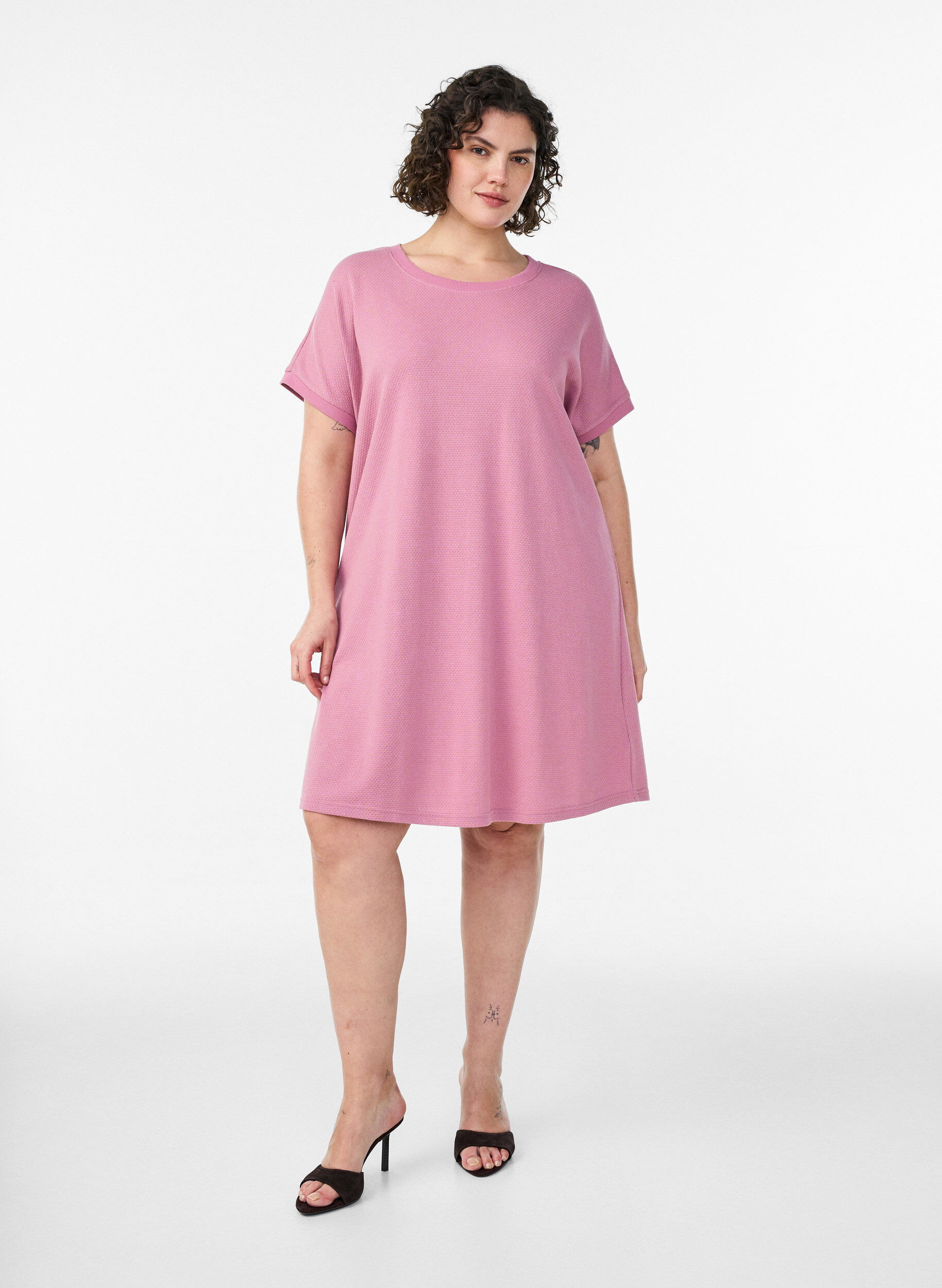 Zizzi Kort kl&auml;nning i strukturerad jersey med rund halsringning, Rosa, Model image number 1