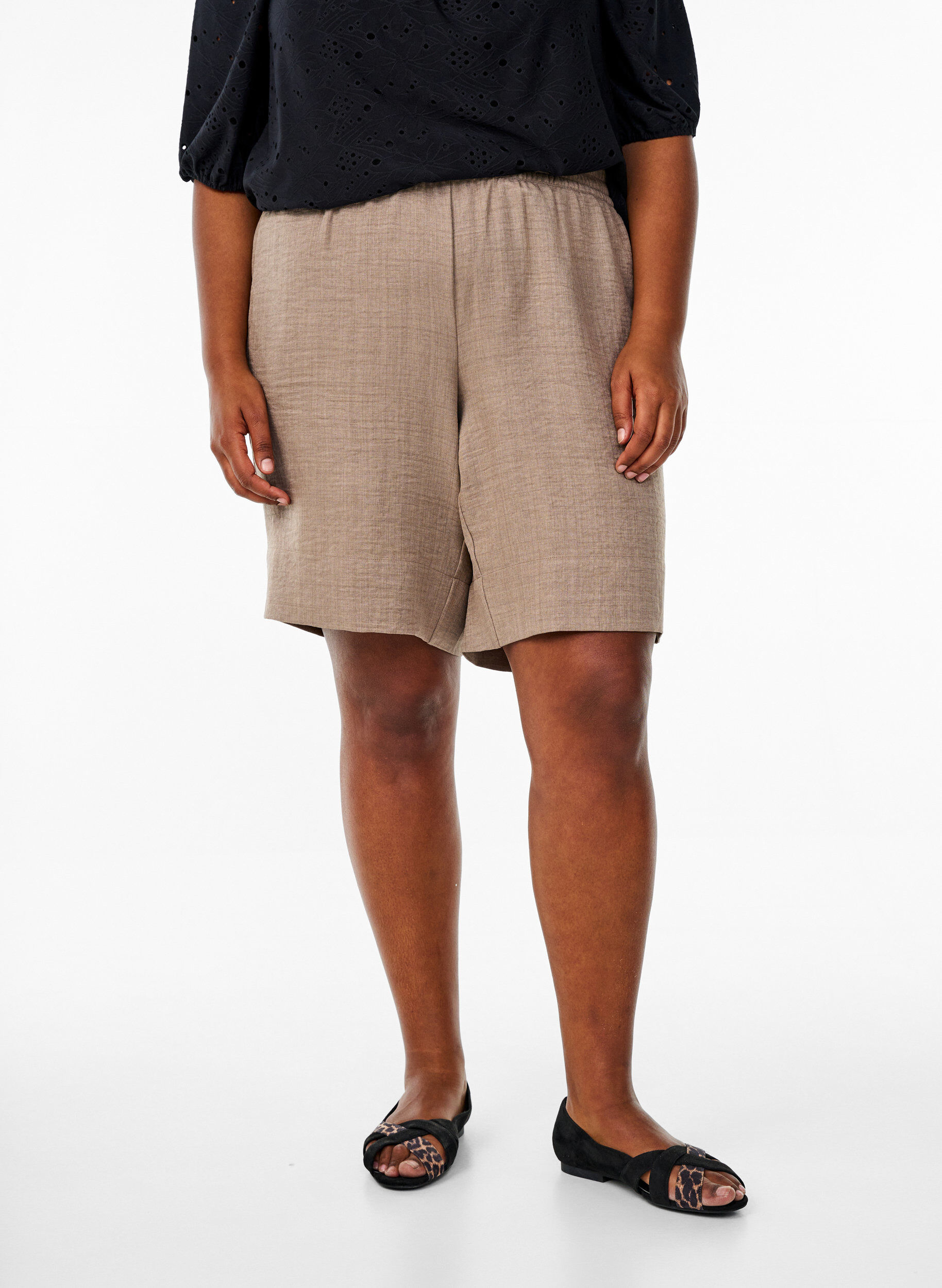 Zizzi Shorts med fickor och h&ouml;g midja, Brun, Model image number 3
