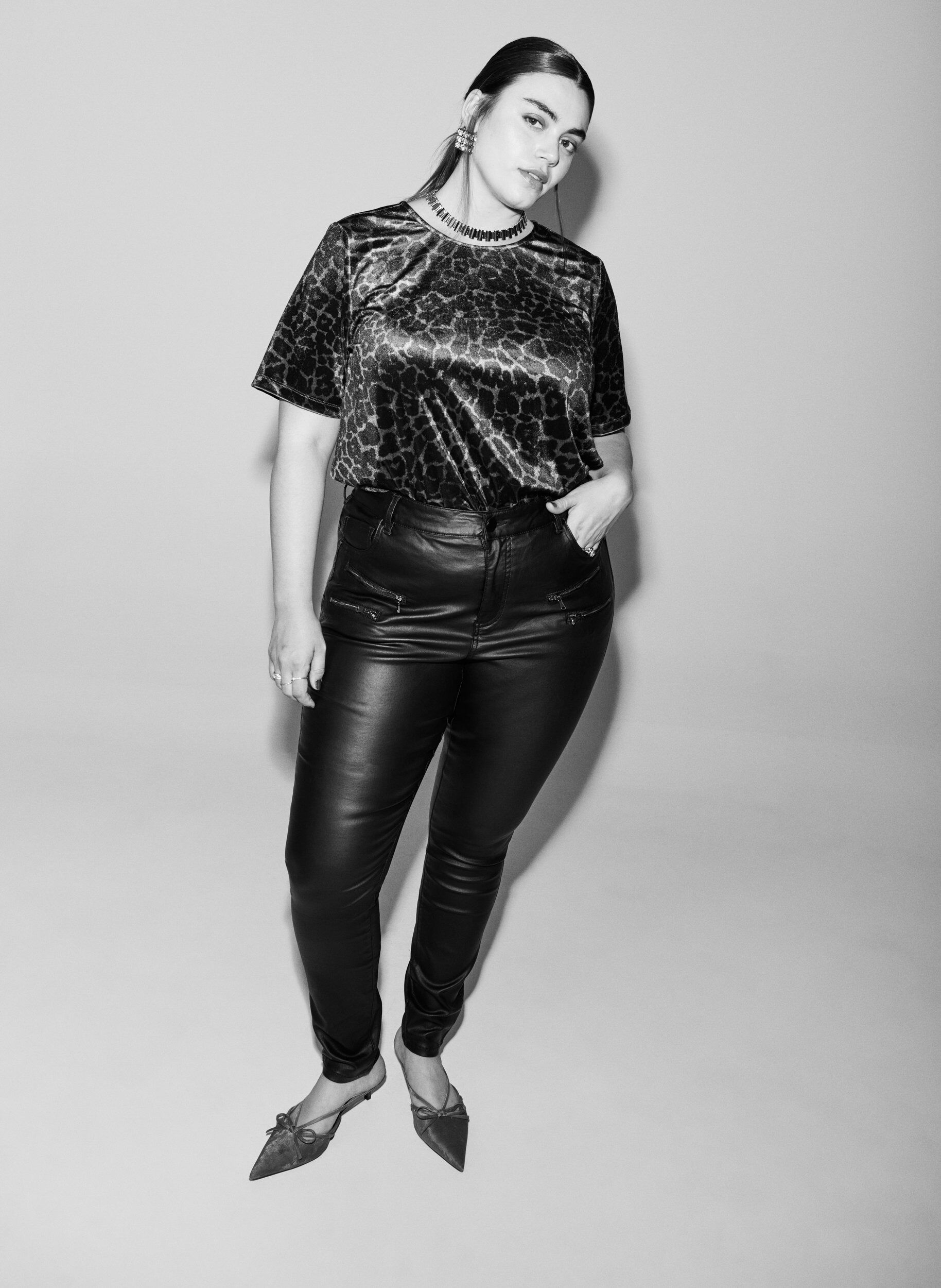 Zizzi Coated Amy-jeans med dragkedjedetalj, Svart, Image image number 0