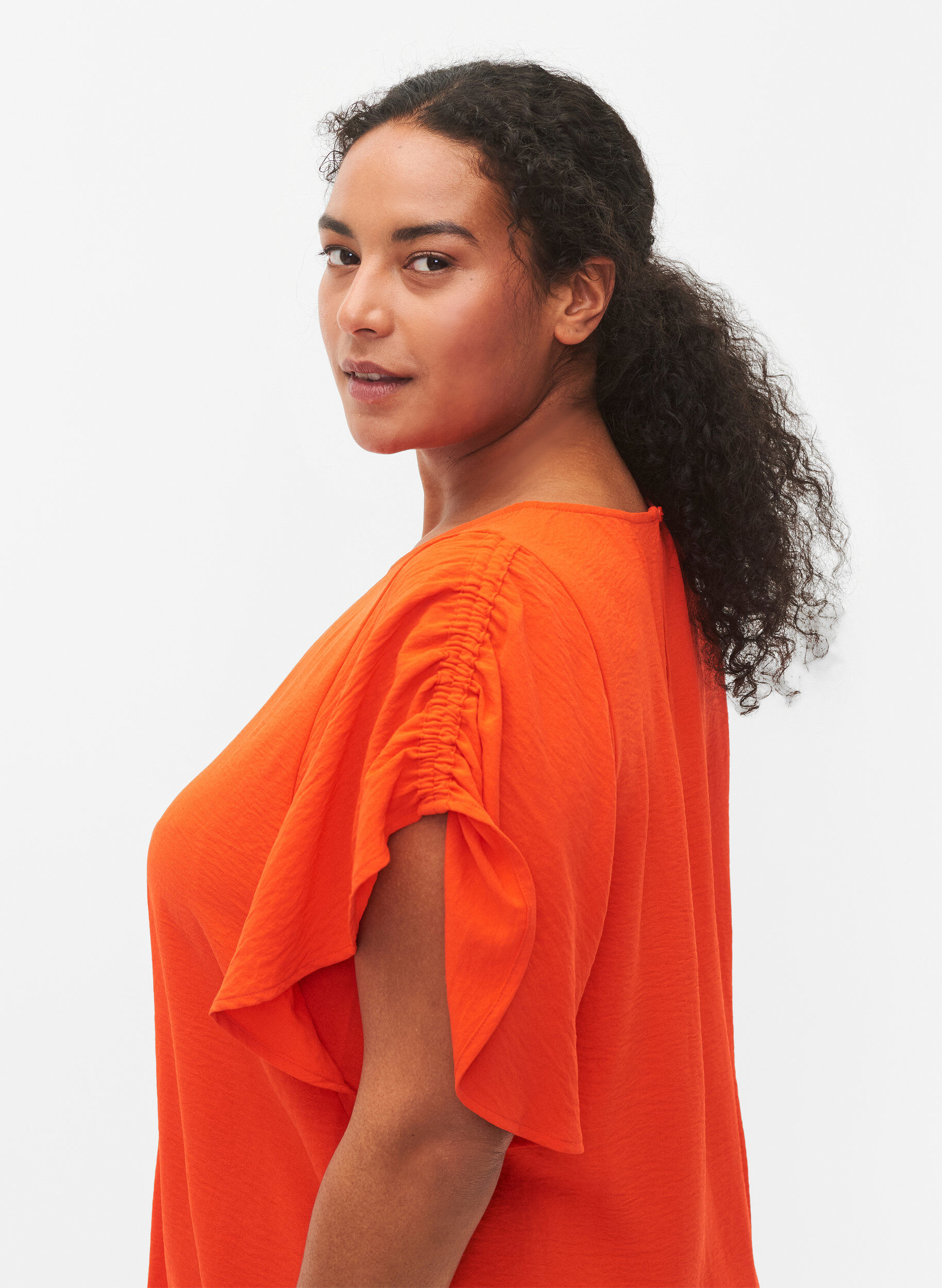 Zizzi Kort&auml;rmad blus med rynkor, Orange.com, Model image number 2