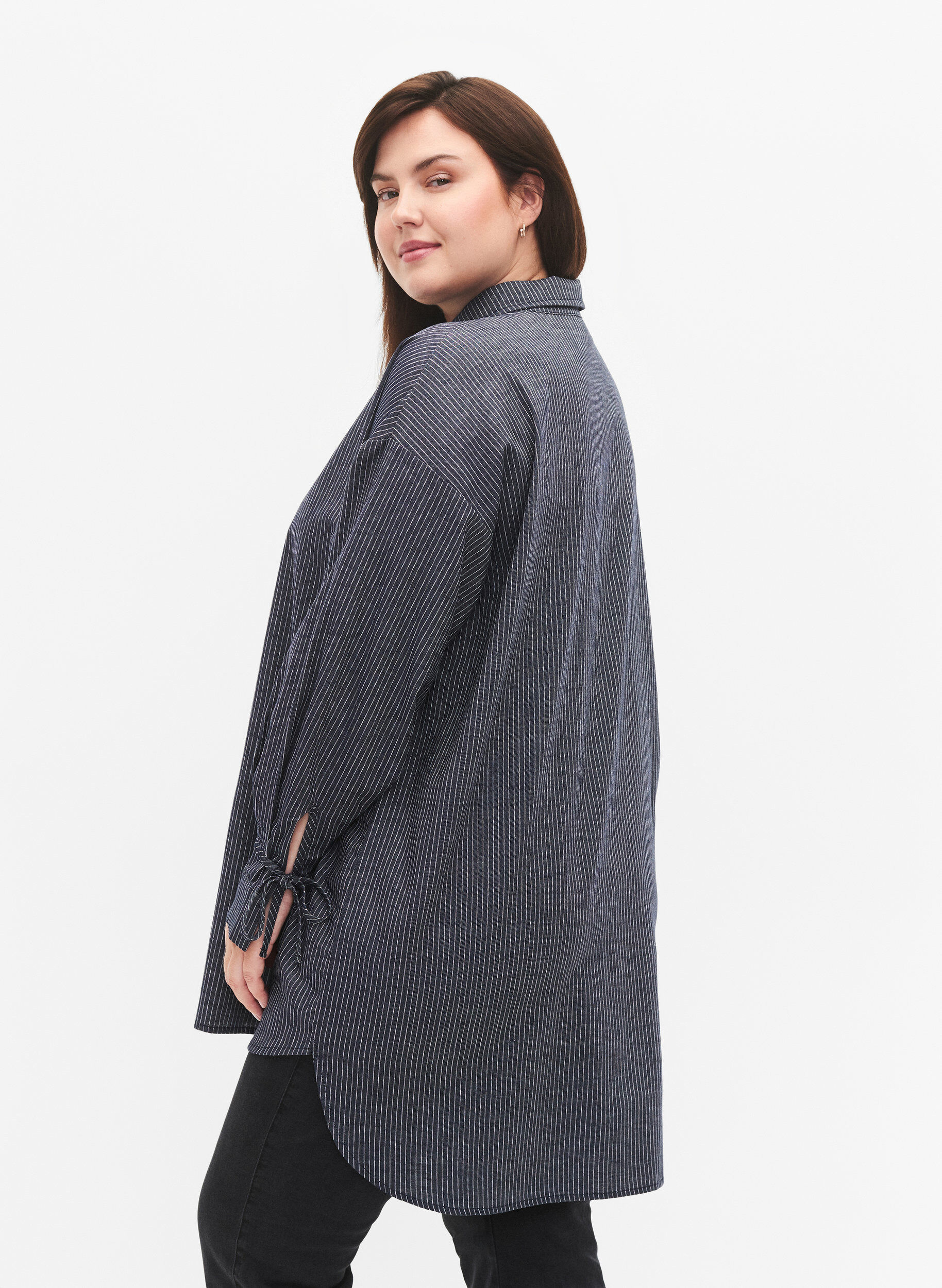 Zizzi Skjorta med knytning p&aring; &auml;rmen, Navy Stripe, Model image number 1