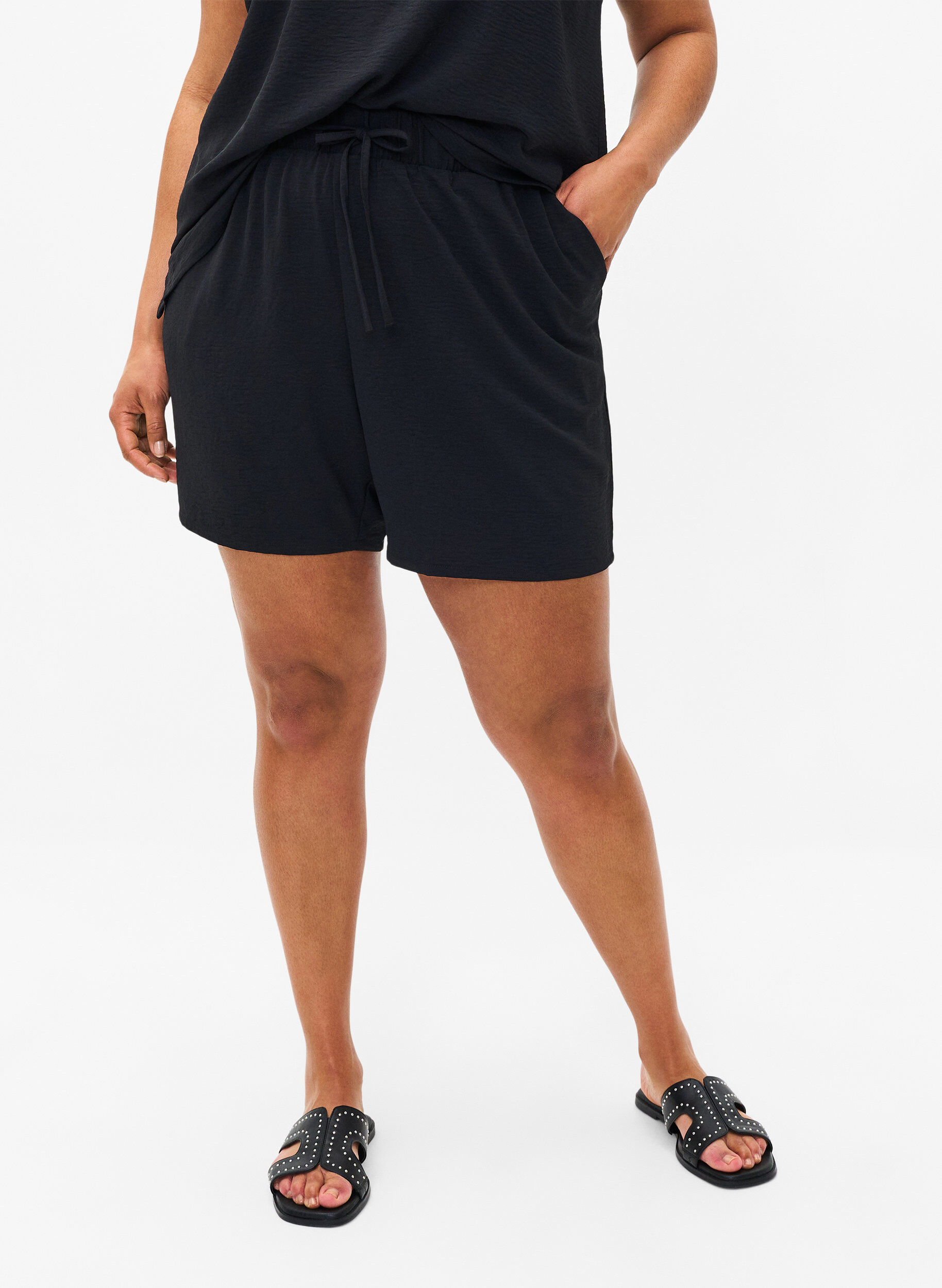 ZizziShorts med fickor och res&aring;r i midjan, Svart, Model image number 3