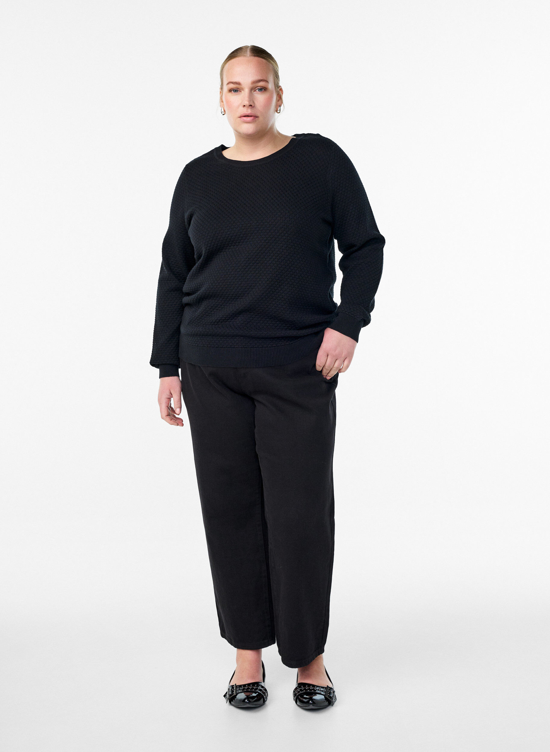 Zizzi Stickad blus i bomull med strukturm&ouml;nster, Svart, Model image number 1