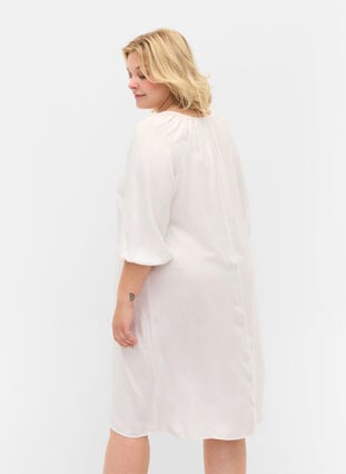 Viskosklänning med v-ringning, Bright White, Model image number 1