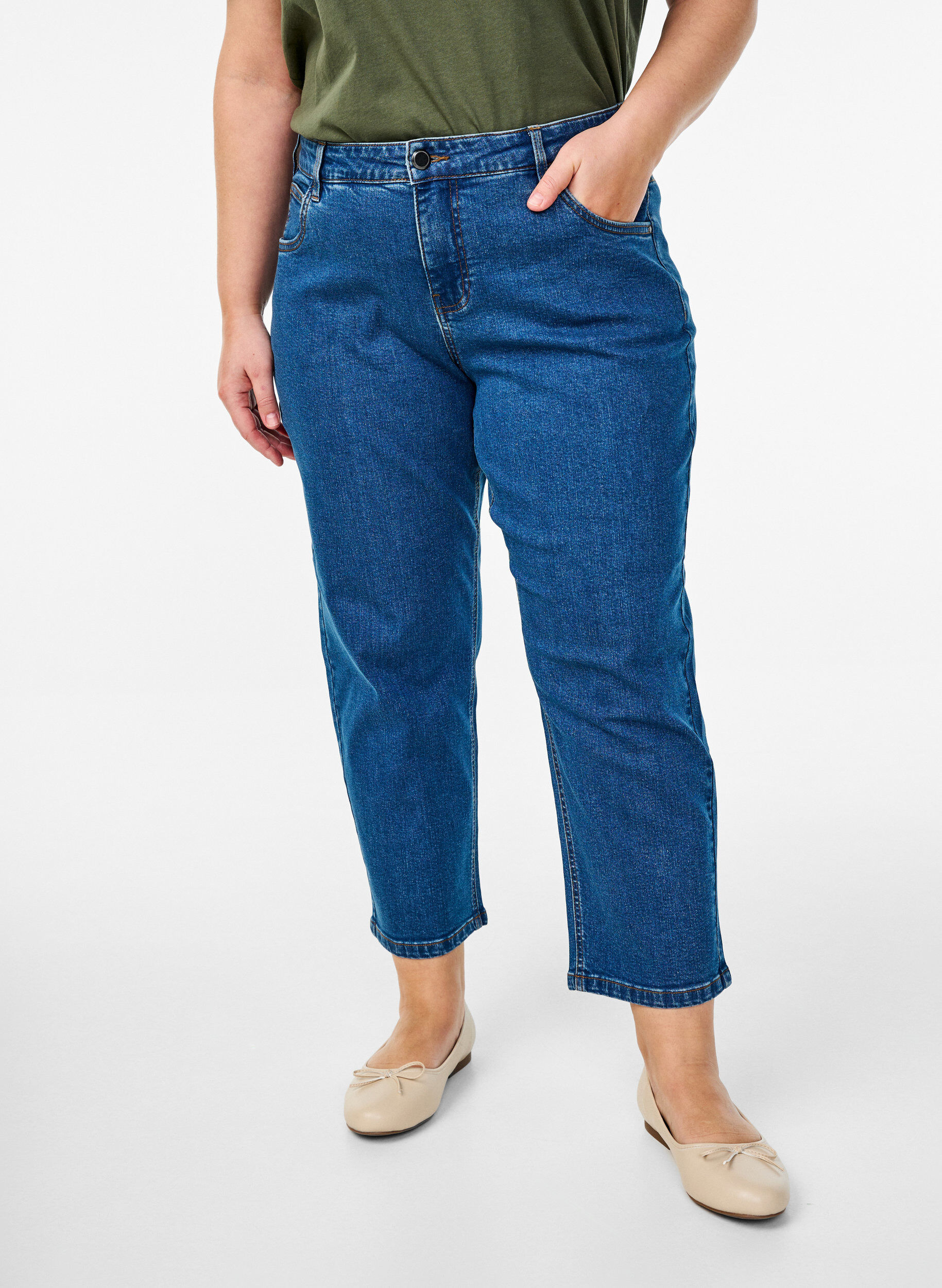 Zizzi Croppade Vera-jeans med raka ben, Bl&aring;, Model image number 2