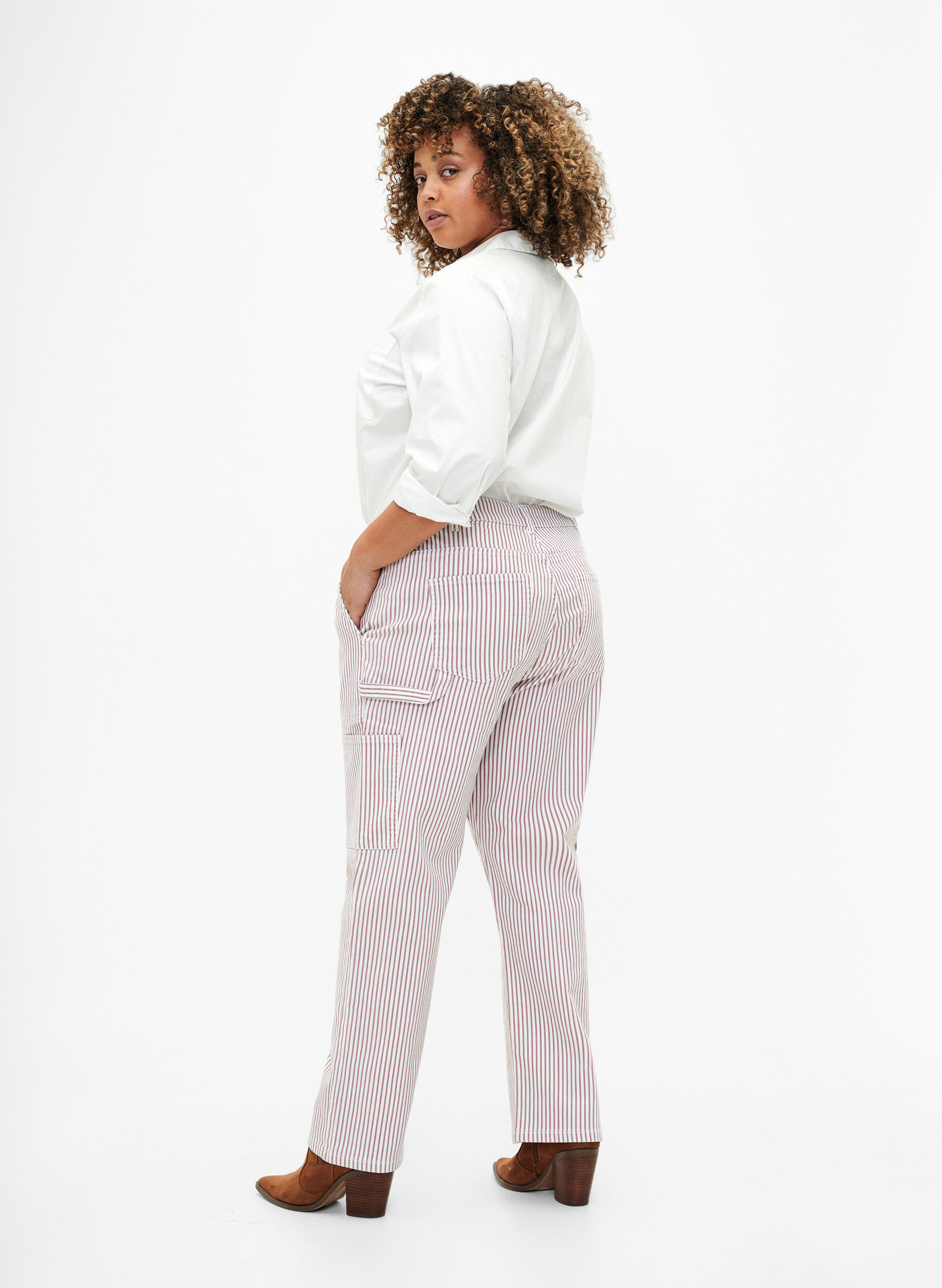 Zizzi Randiga cargojeans med rak passform, Rose White Stripe, Model image number 1