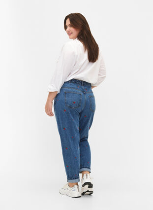 Mille Mom Fit-jeans med broderier, Light Blue Cherry, Model image number 1
