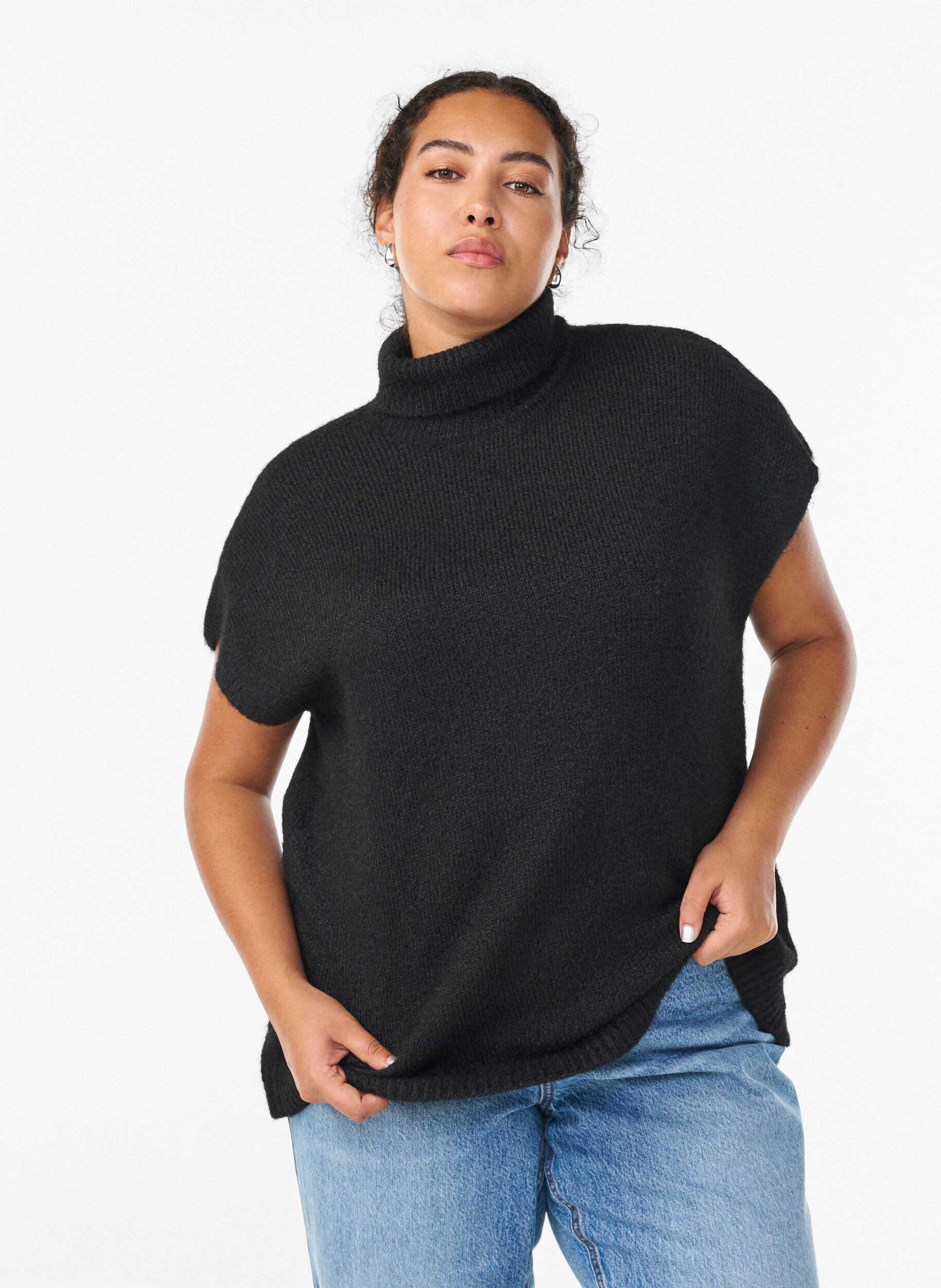 Zizzi &Auml;rml&ouml;s stickad v&auml;st med polokrage, Svart, Model image number 0