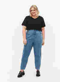 Ankellånga Gemma jeans med hög midja, Light blue denim, Model
