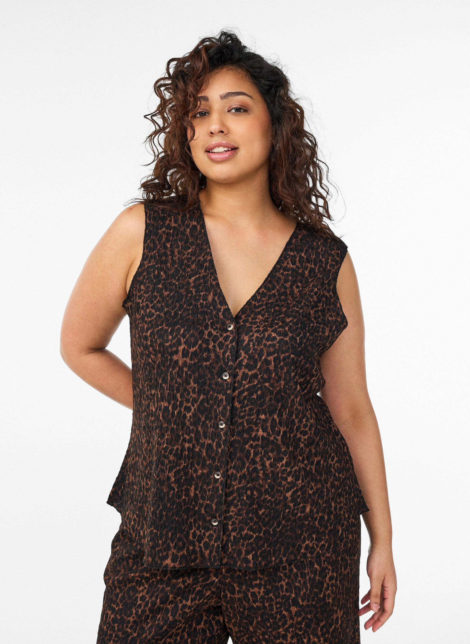 Zizzi&Auml;rml&ouml;s topp med v&aring;gig struktur och kn&auml;ppning, Brun, Model image number 0