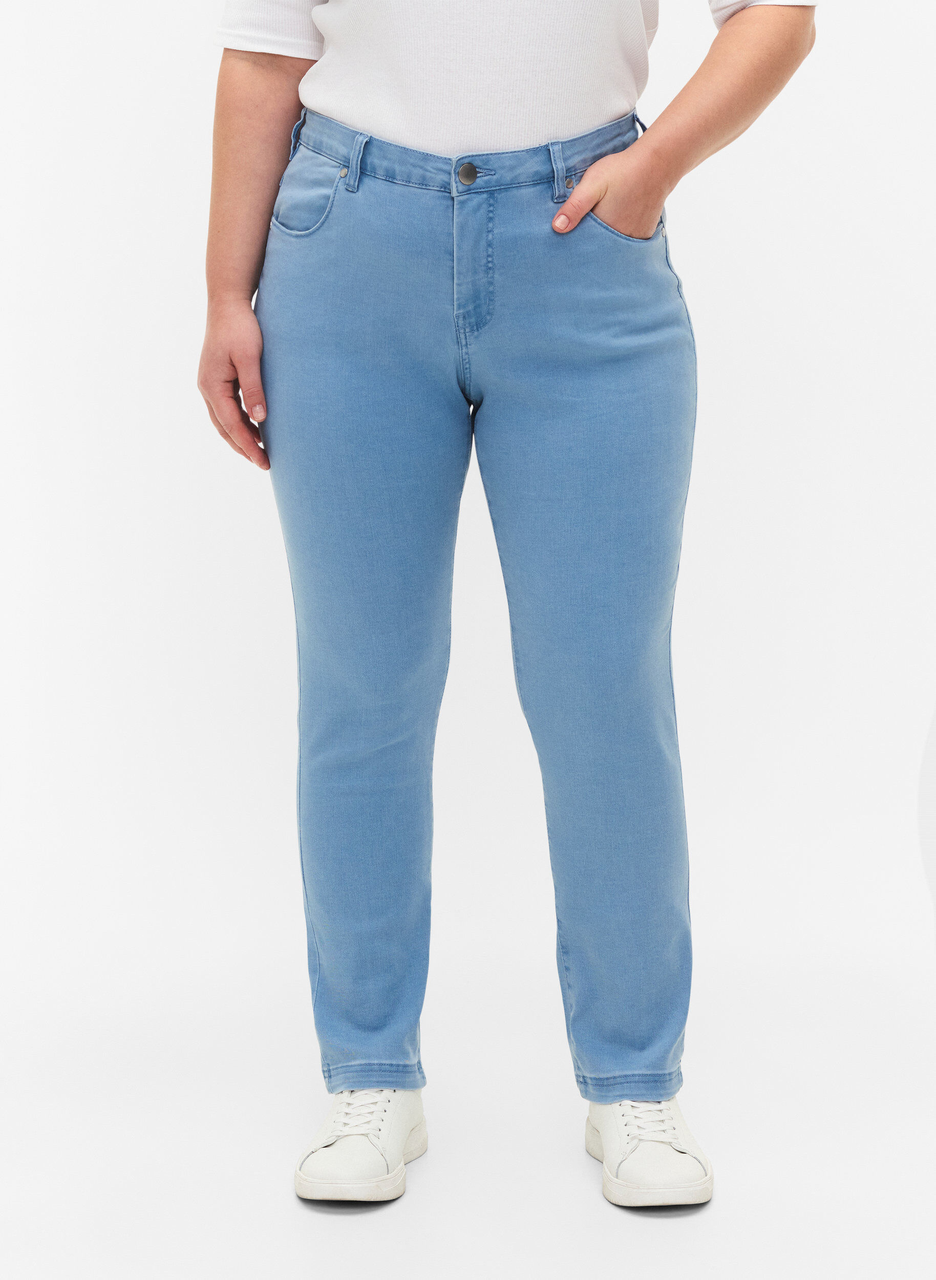 ZizziSlim fit Emily jeans med normalh&ouml;g midja, Bl&aring;, Model image number 2
