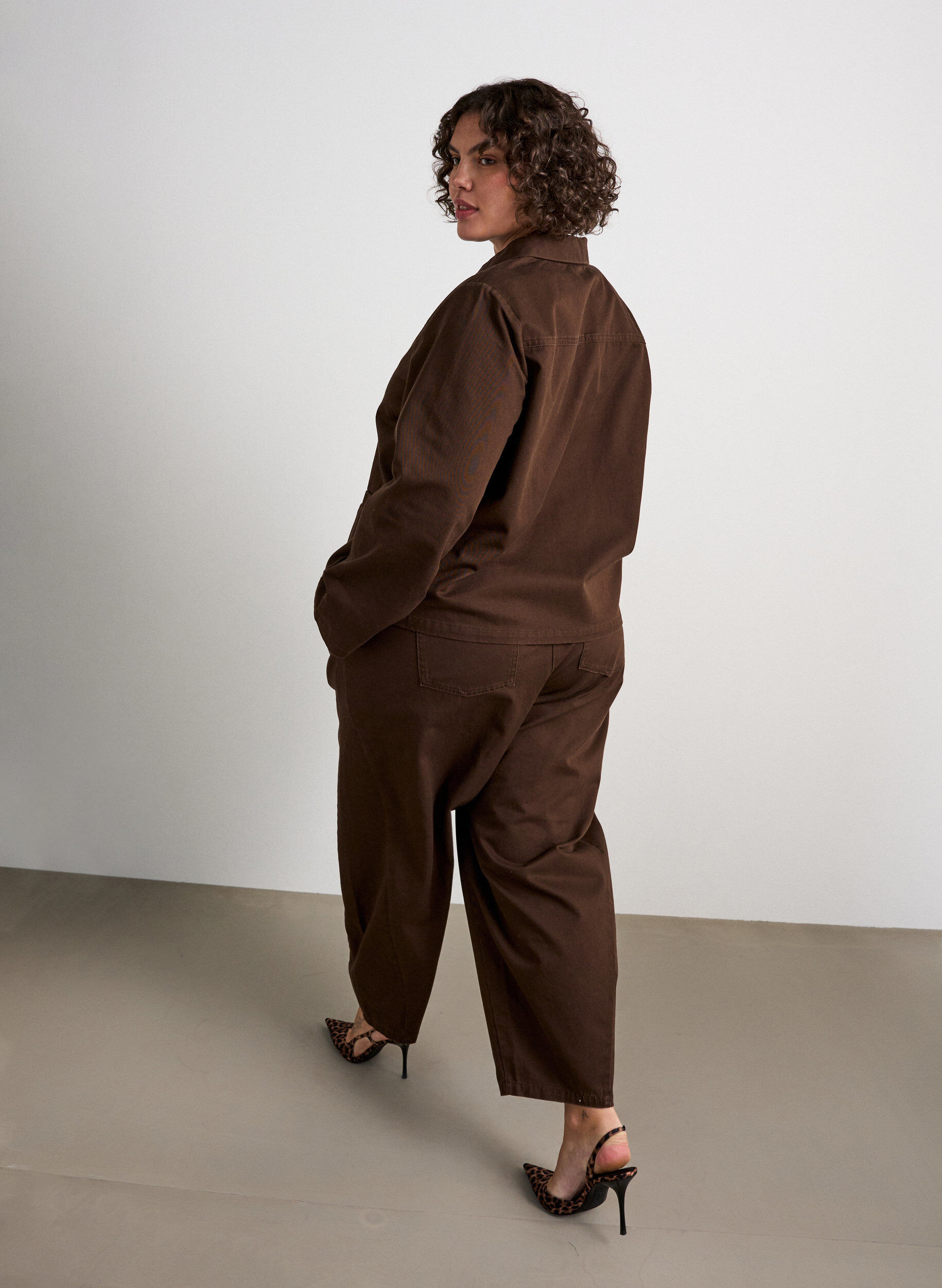 ZizziBarrel-jeans med h&ouml;g midja och res&aring;r i midjan, Brun, Model image number 1