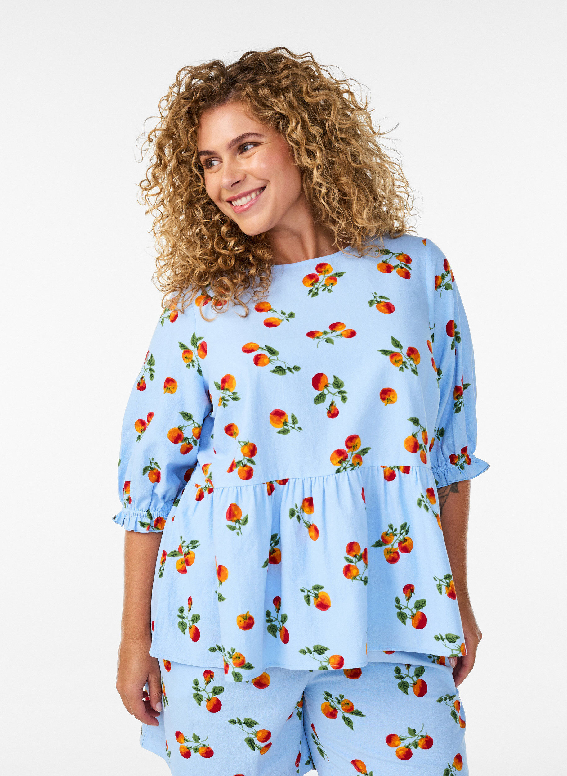 ZizziBlus i bomull med tomatm&ouml;nster och peplum, Bl&aring;, Model image number 0