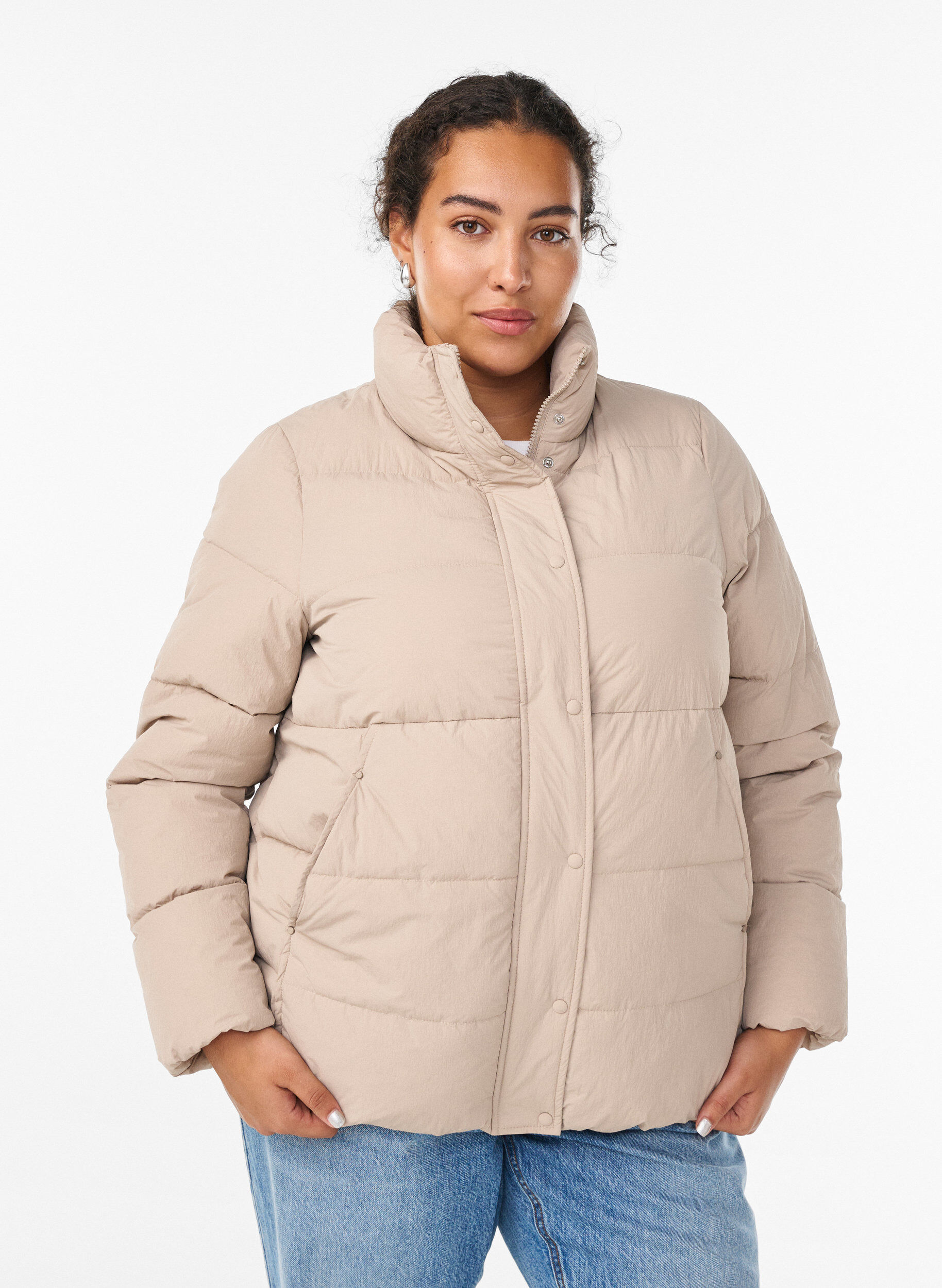 Kort vadderad pufferjacka med h&ouml;g krage, Beige, Model