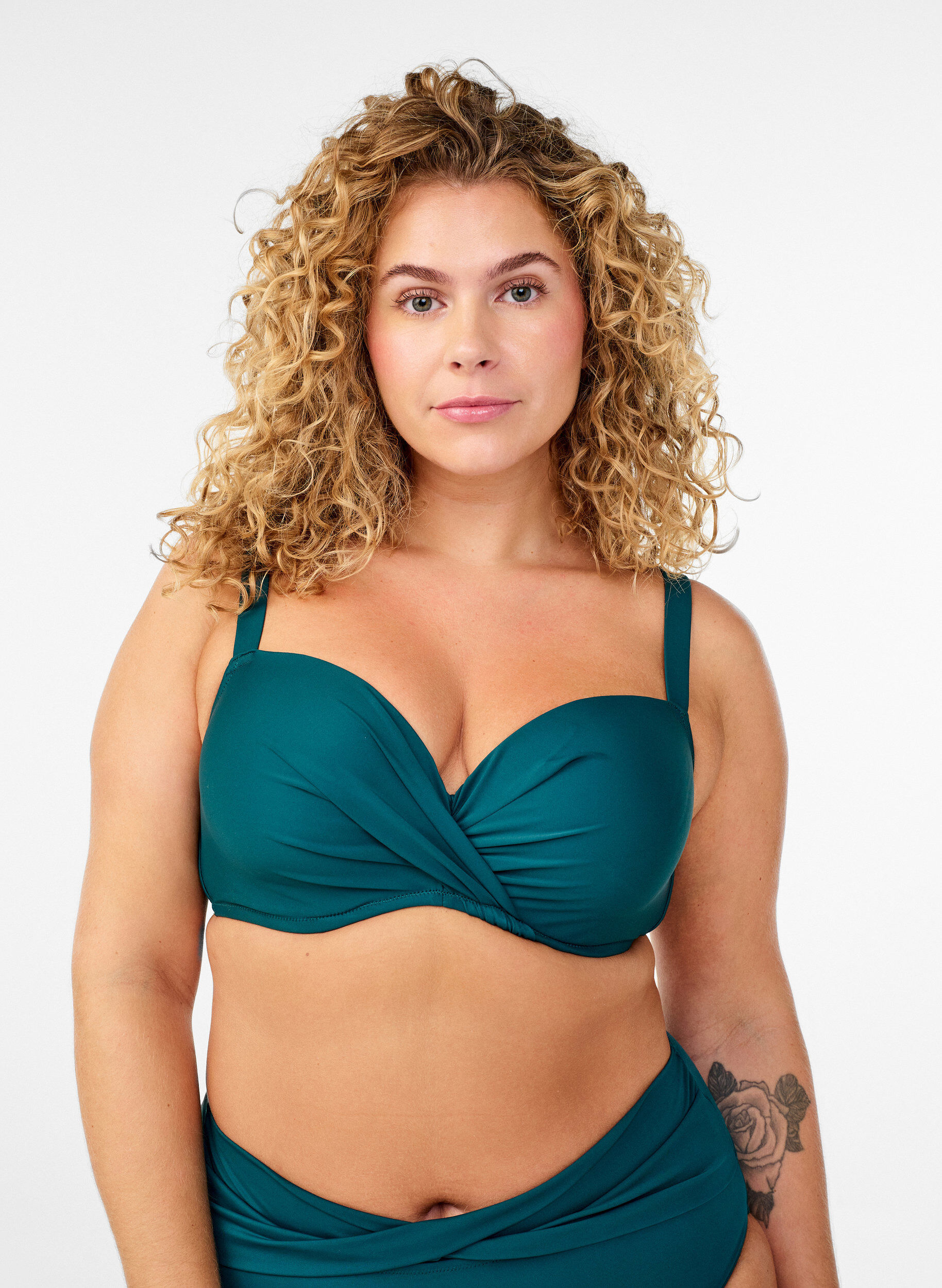 Bikinitopp med bygel och drapering, Gr&ouml;n, Model