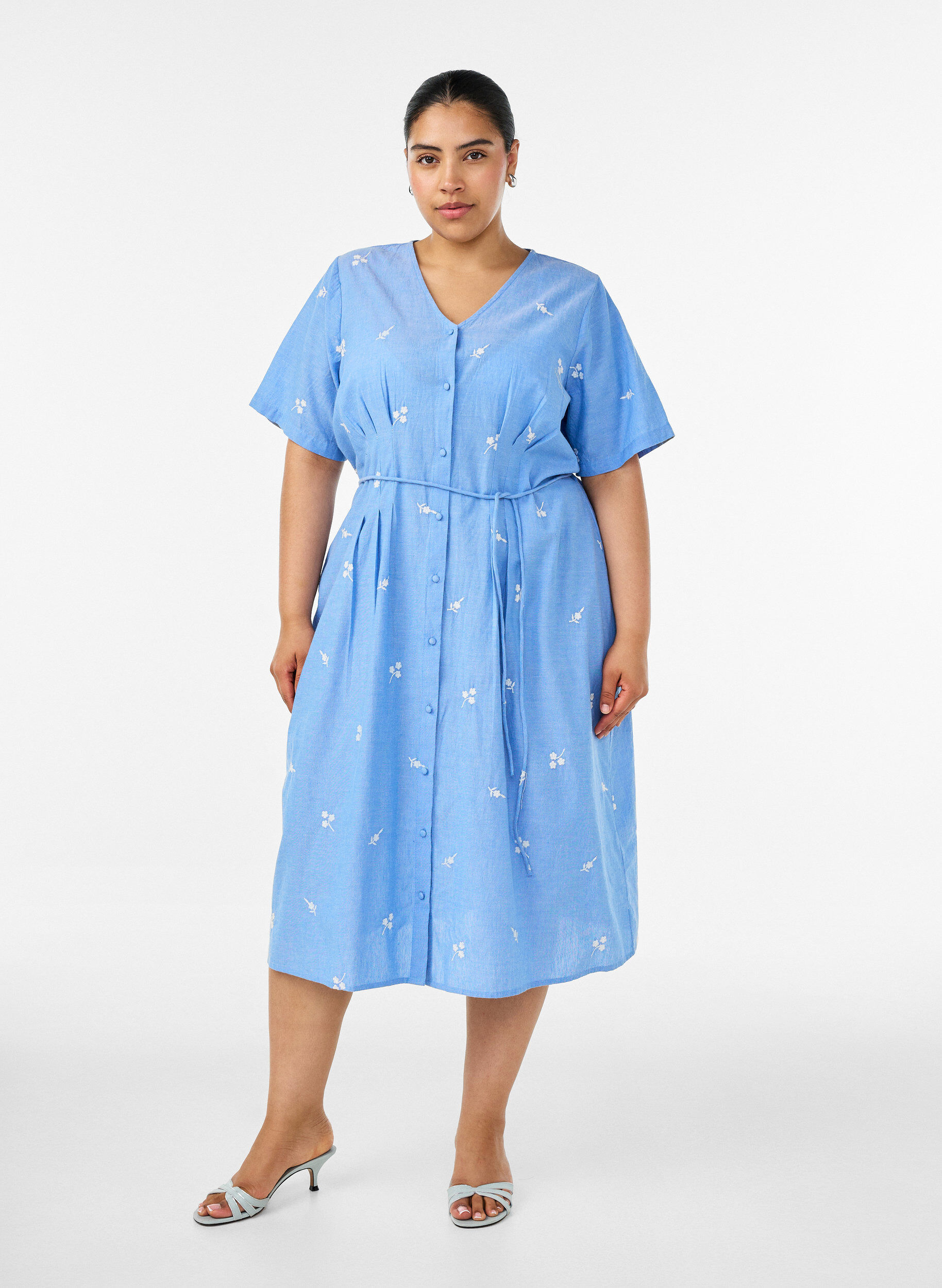 ZizziSkjortkl&auml;nning i bomull med broderade blommor, Bl&aring;, Model image number 0