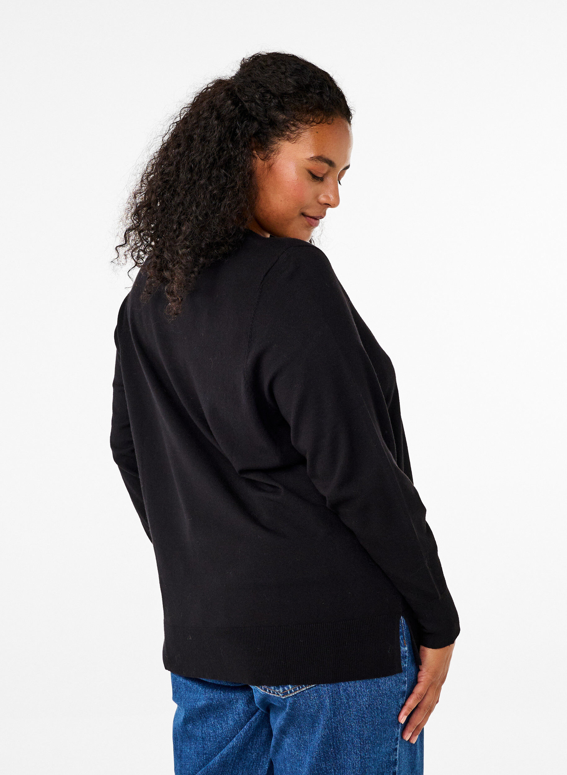 Zizzi Stickad blus med l&aring;nga &auml;rmar och slits, Svart, Model image number 2