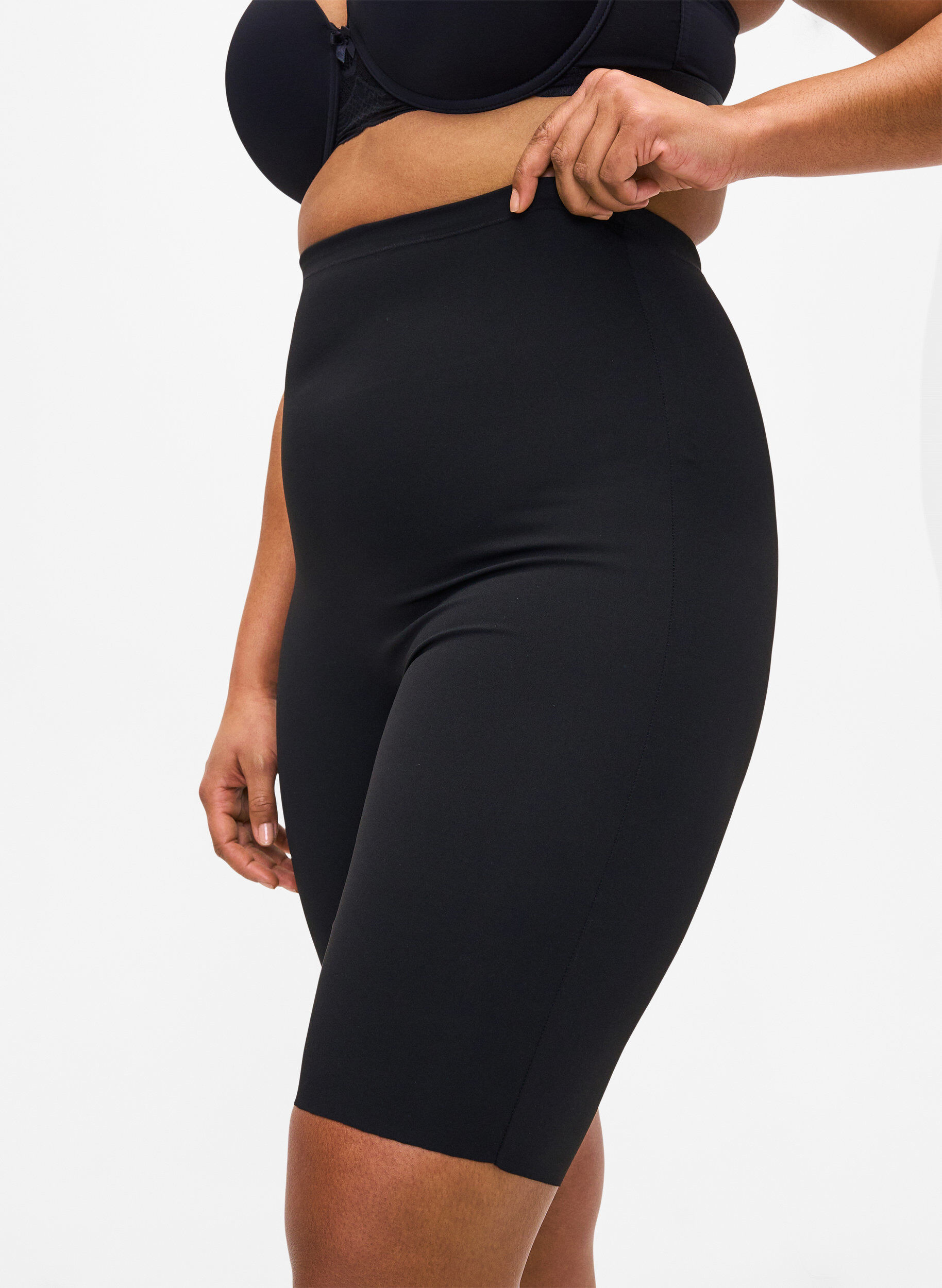 ZizziLjusa formkl&auml;der l&aring;nga shorts, Svart, Model image number 2