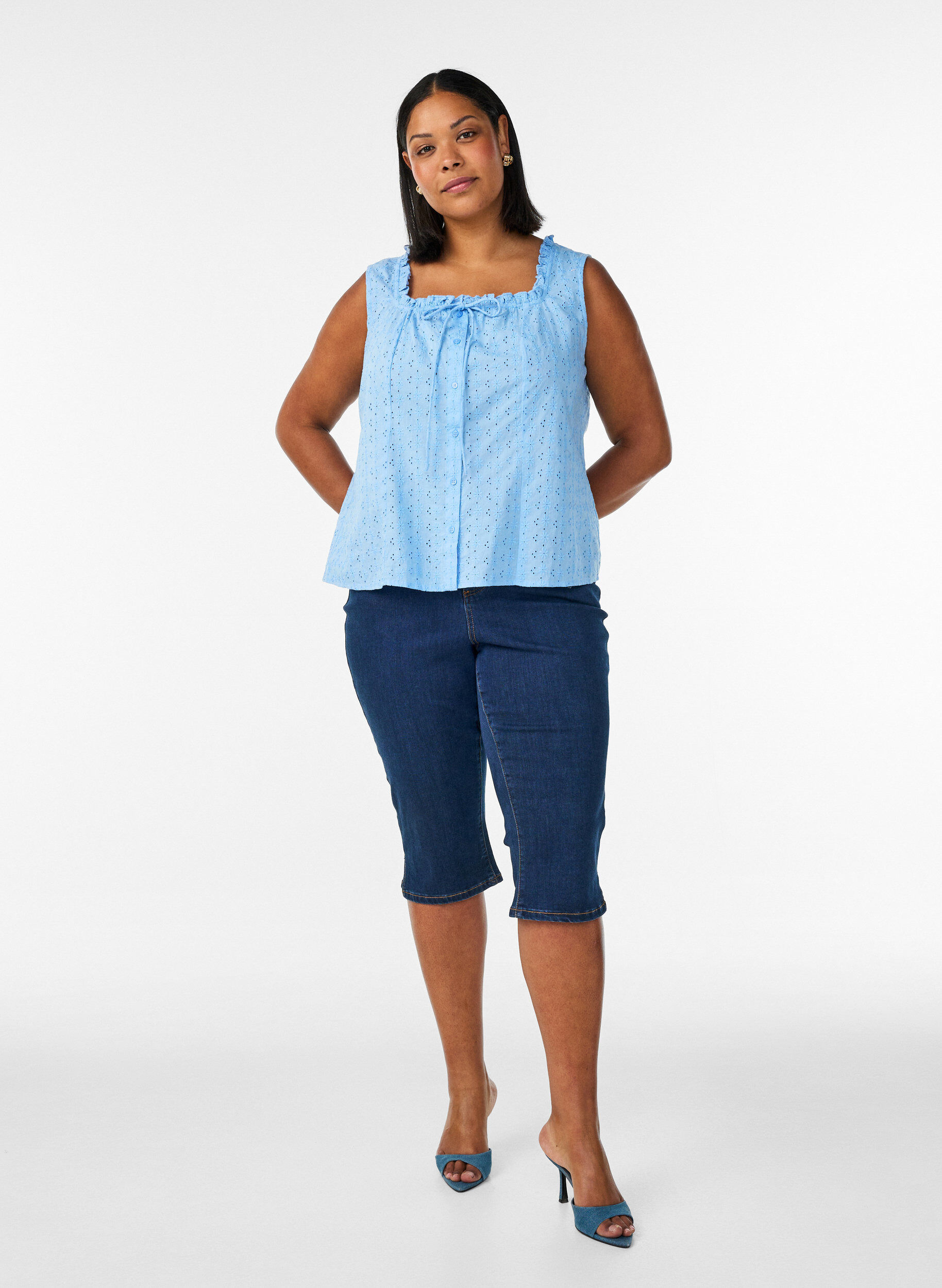 Zizzi&Auml;rml&ouml;s blus med broderie anglaise och volanger, Bl&aring;, Model image number 1