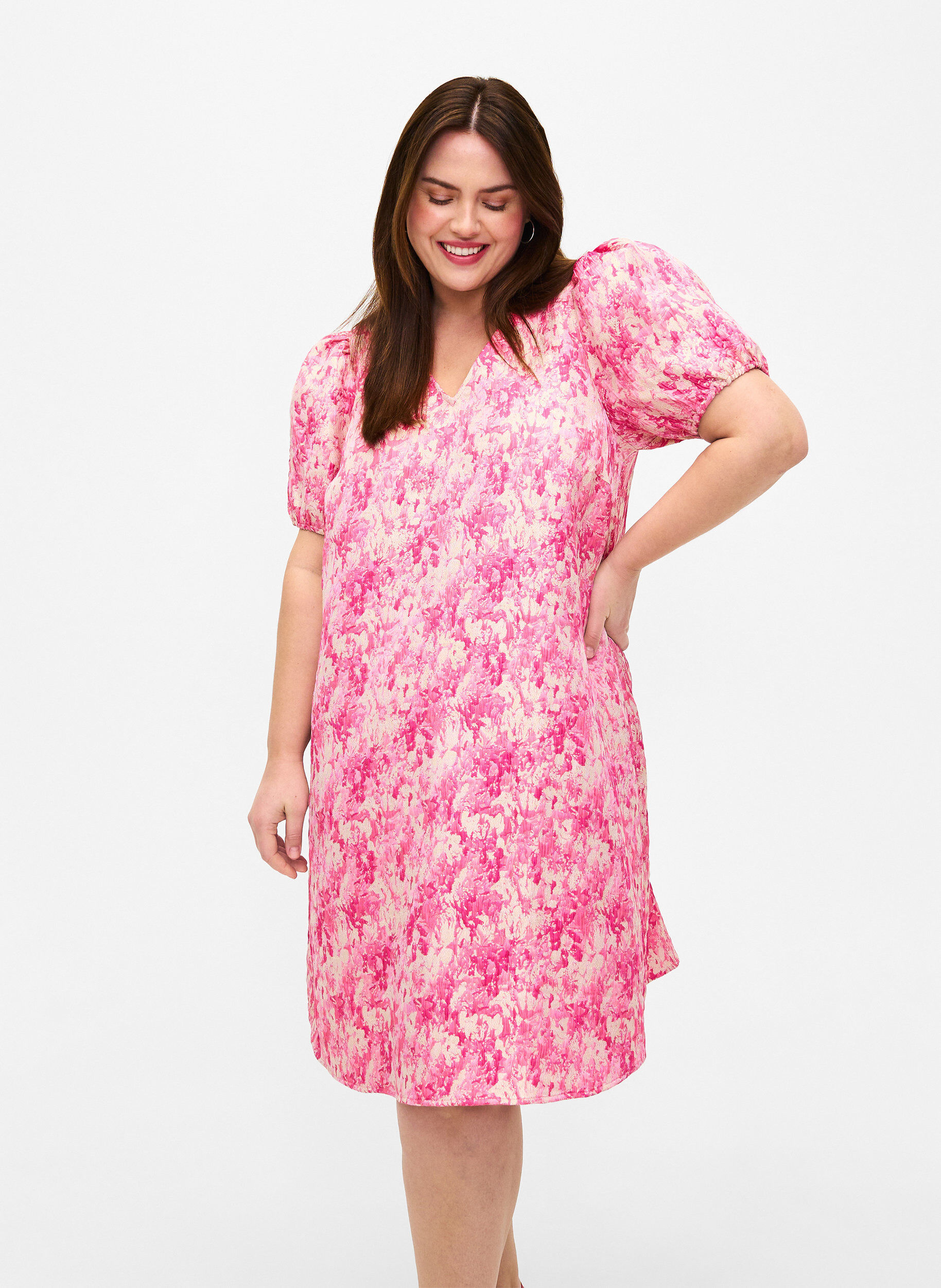 Zizzi Kl&auml;nning med korta puff&auml;rmar, Chateau Rose AOP, Model image number 0