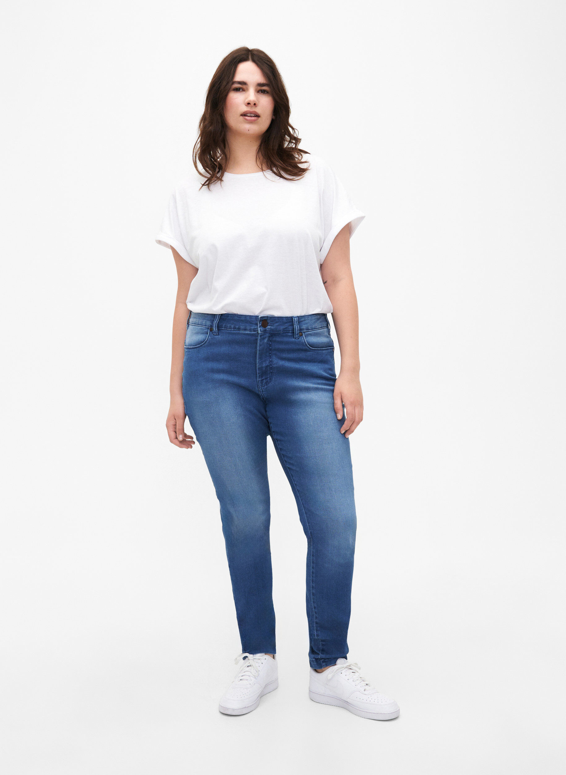 Zizzi Viona jeans med normal midja, Bl&aring;, Model image number 0