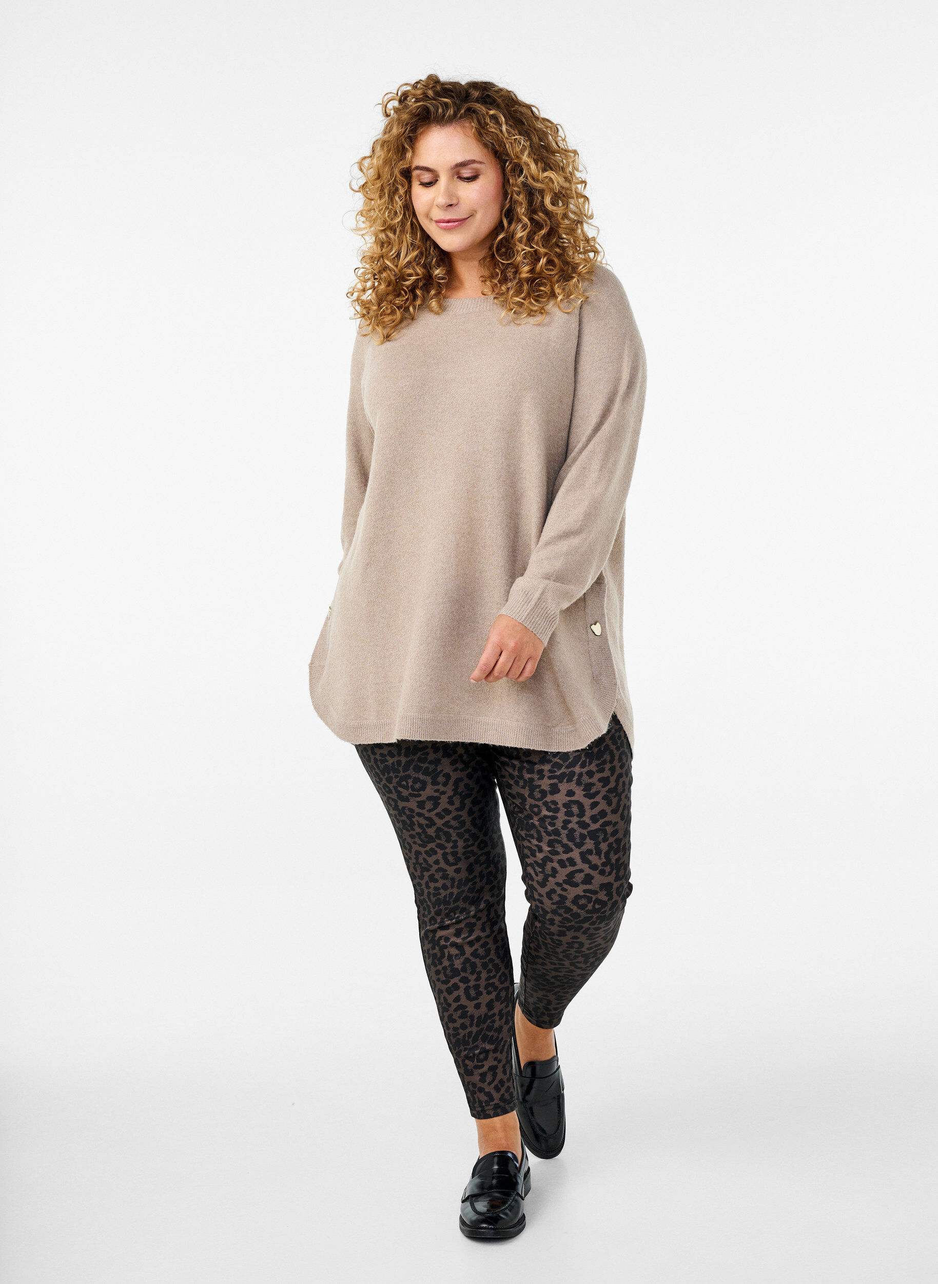 Zizzi Croppade leggings med leopardm&ouml;nster i coatedmaterial, Brun, Model image number 1