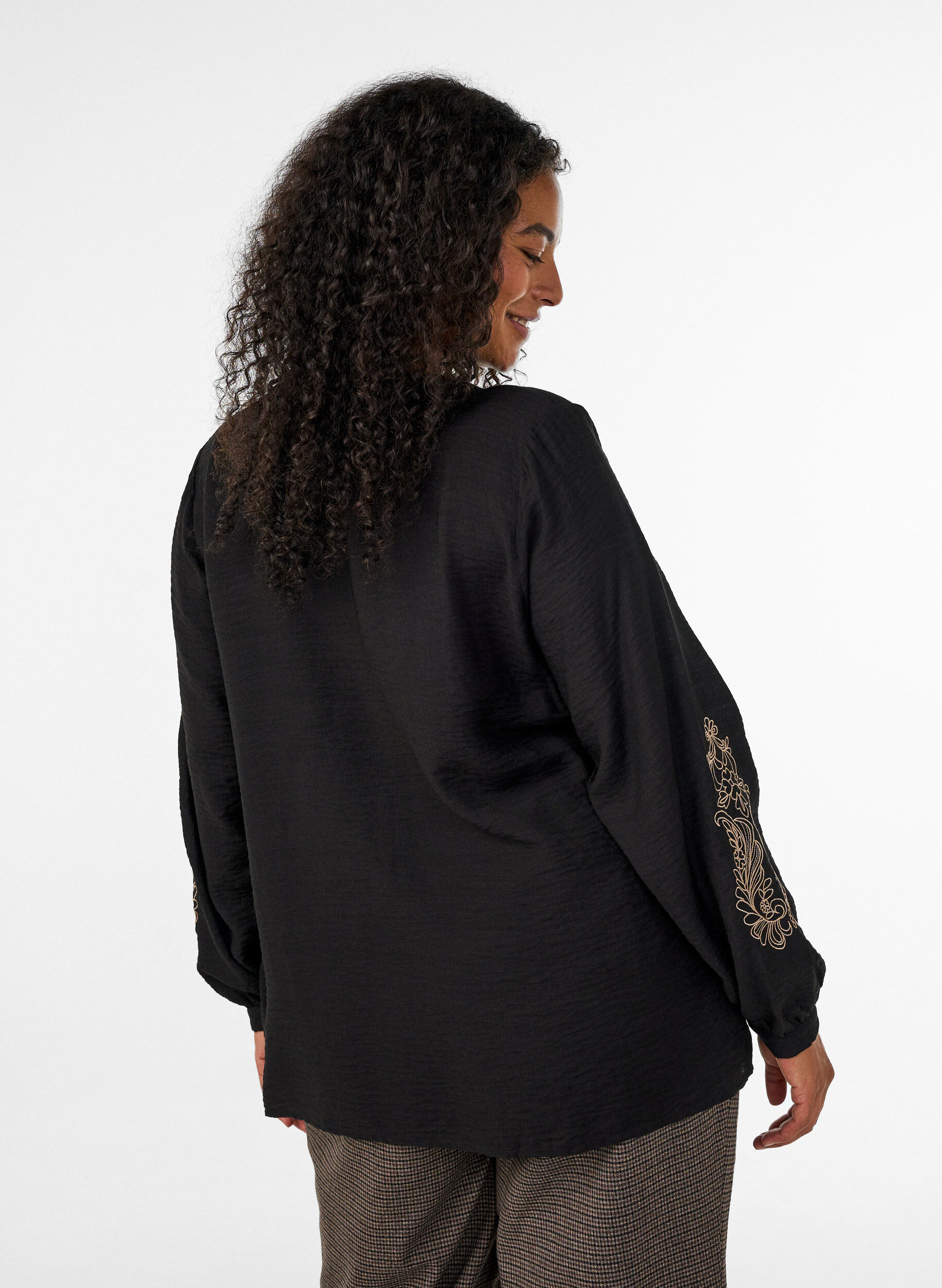 ZizziSkjorta i viskos med broderade &auml;rmar, Svart, Model image number 2