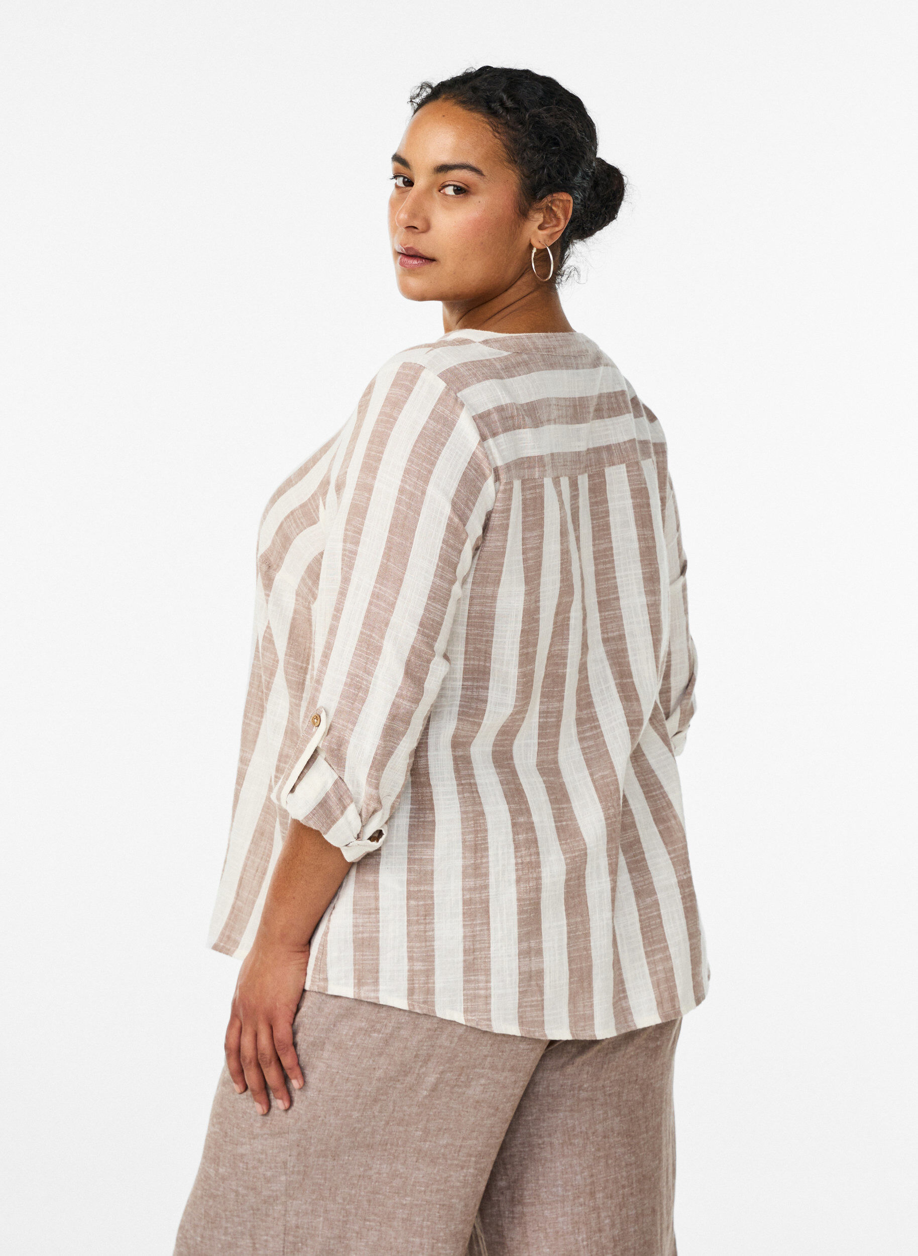 Zizzi Skjortblus i bomull med v-ringning, Beige, Model image number 2