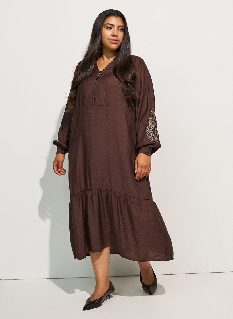 Kl&auml;nning i viskos med broderi och volanger i lager, Brun, Model image number 0