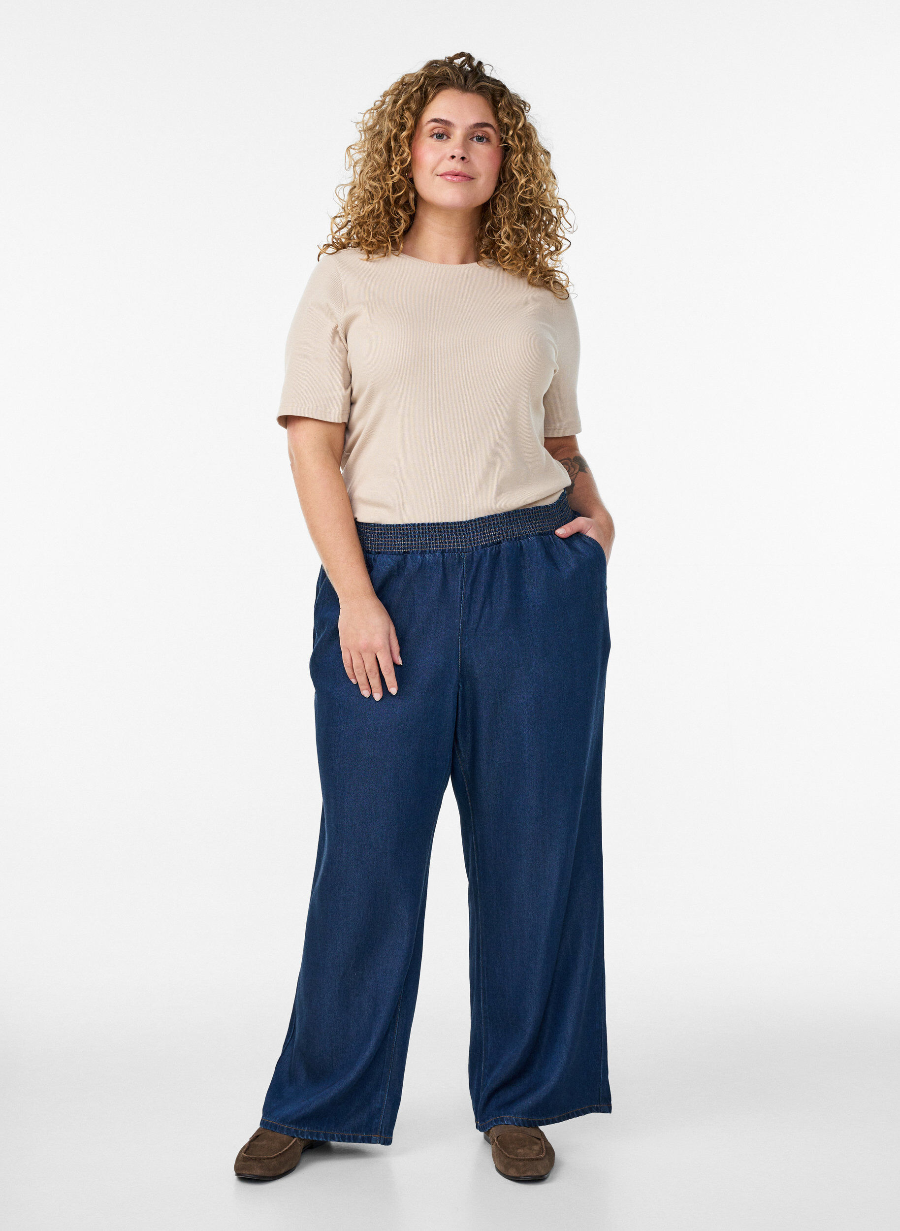 Zizzi Ribbad bas-T-shirt med rund hals, Beige, Model image number 1