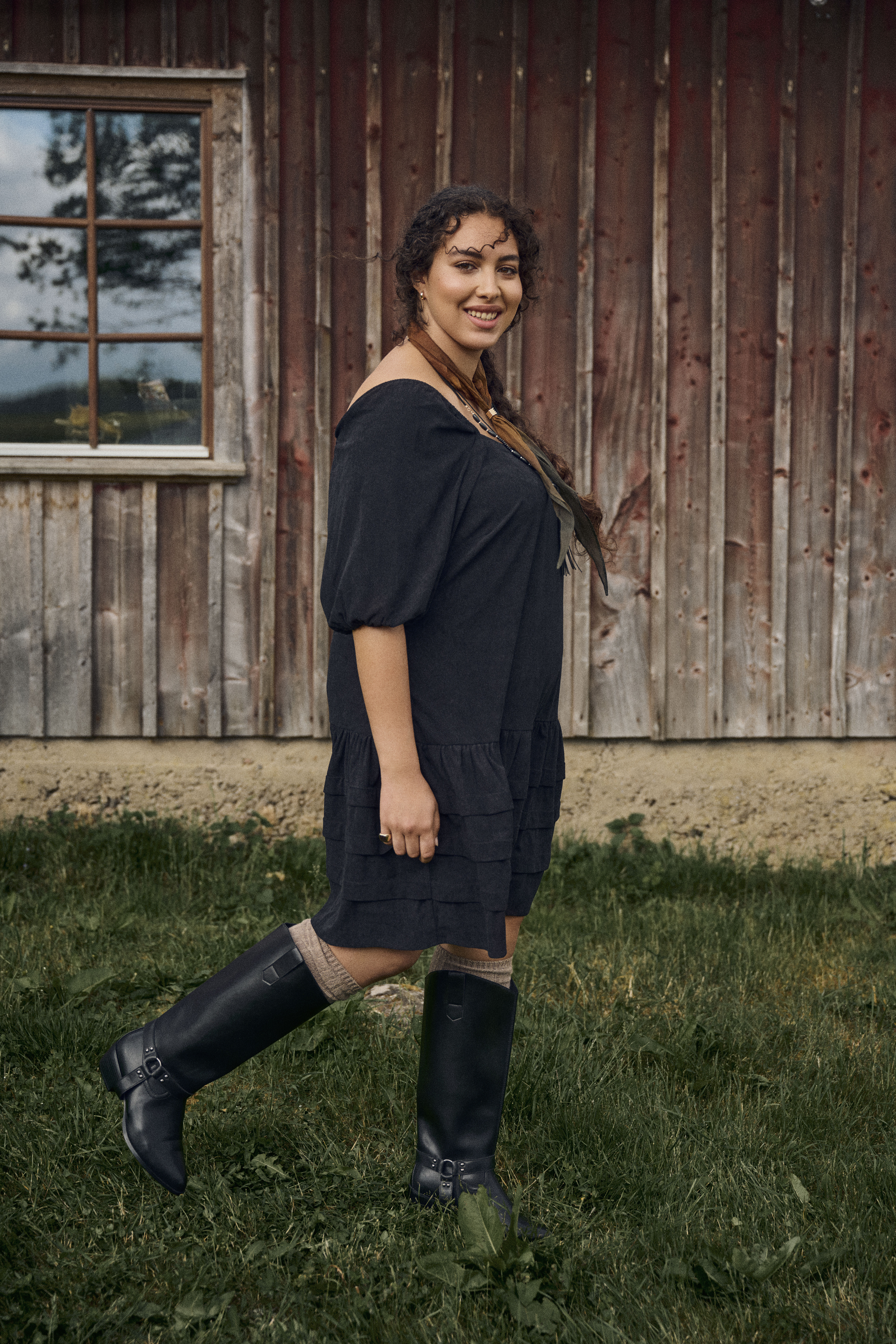 Sammetskl&auml;nning med fyrkantig halsringning, , Model