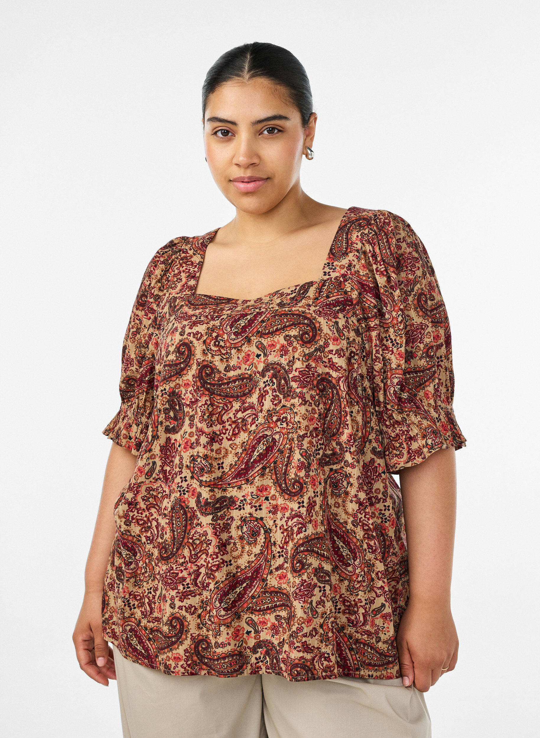 Blus i viskos med paisleym&ouml;nster och fyrkantig halsringning, Brun, Model