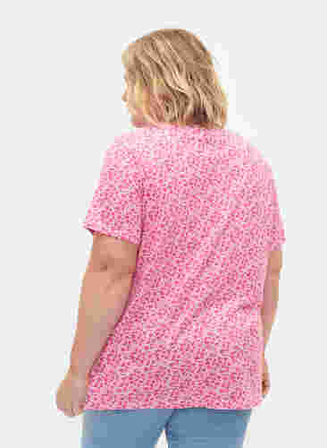 Blommig v-ringad t-shirt i bomull, Shocking Pink AOP, Model image number 1