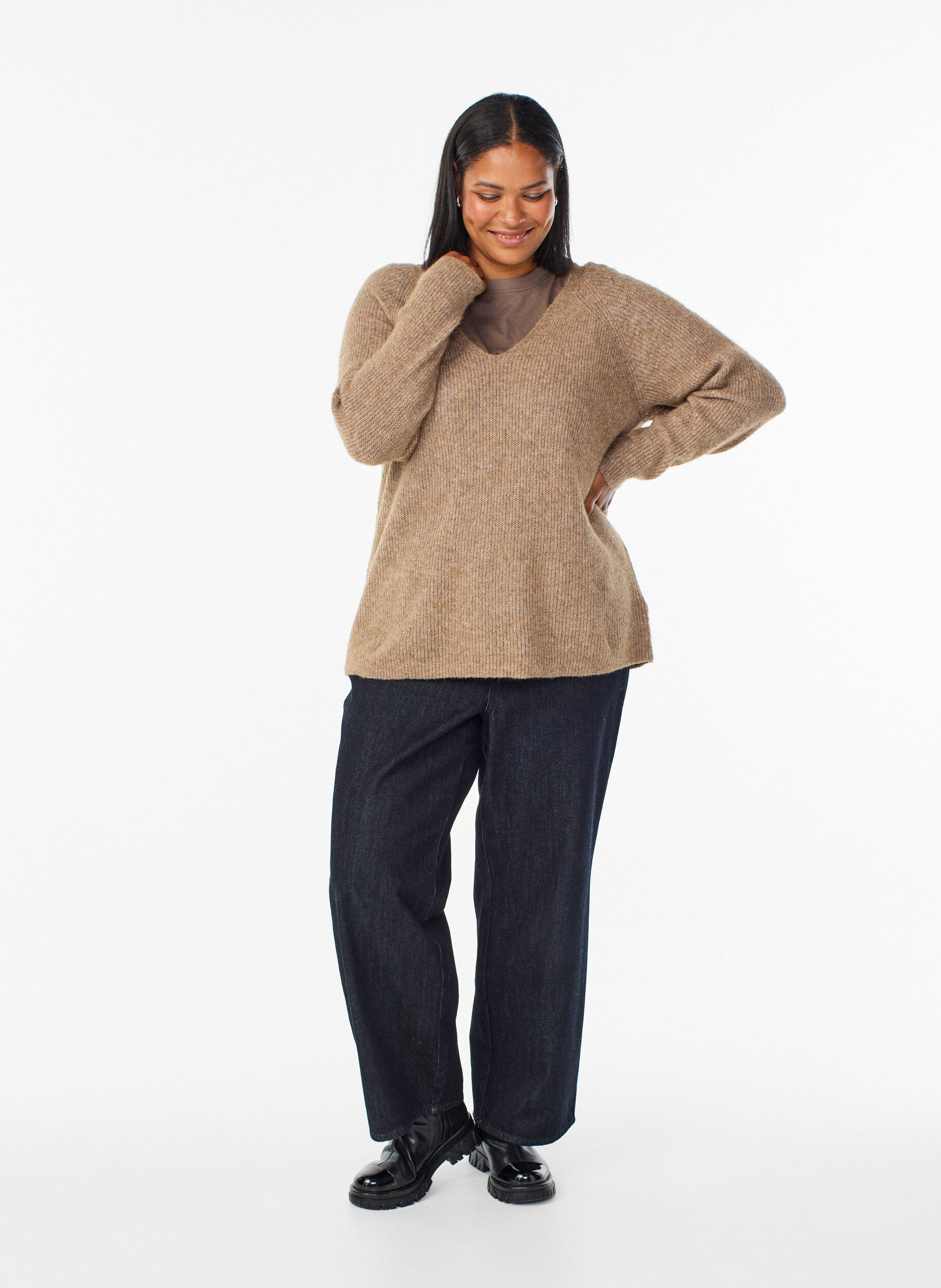 Zizzi Stickad blus med v-ringning och raglan&auml;rm, Brun, Model image number 1