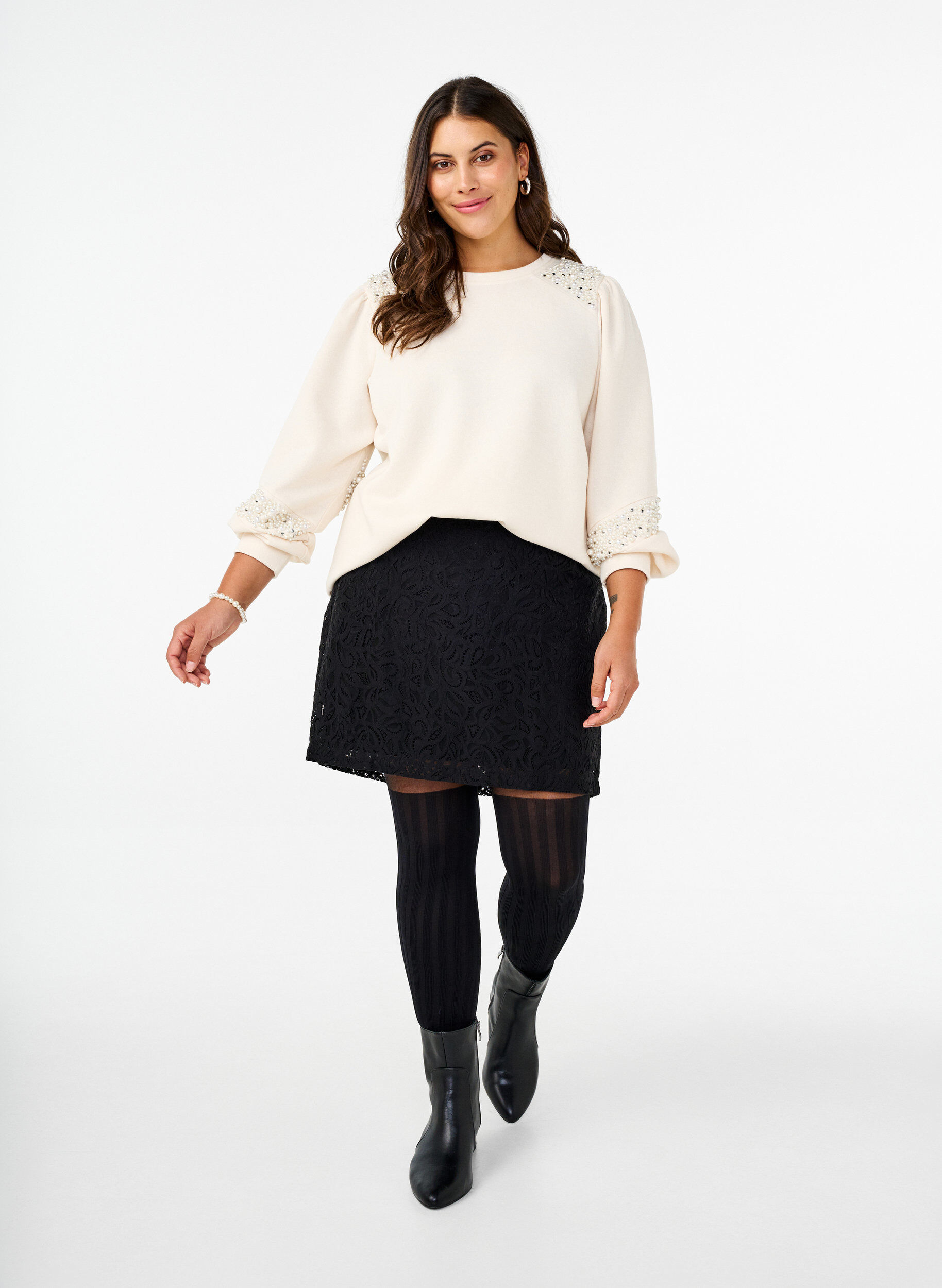 Zizzi Sweatshirt med p&auml;rldetaljer, Buttercream, Model image number 3