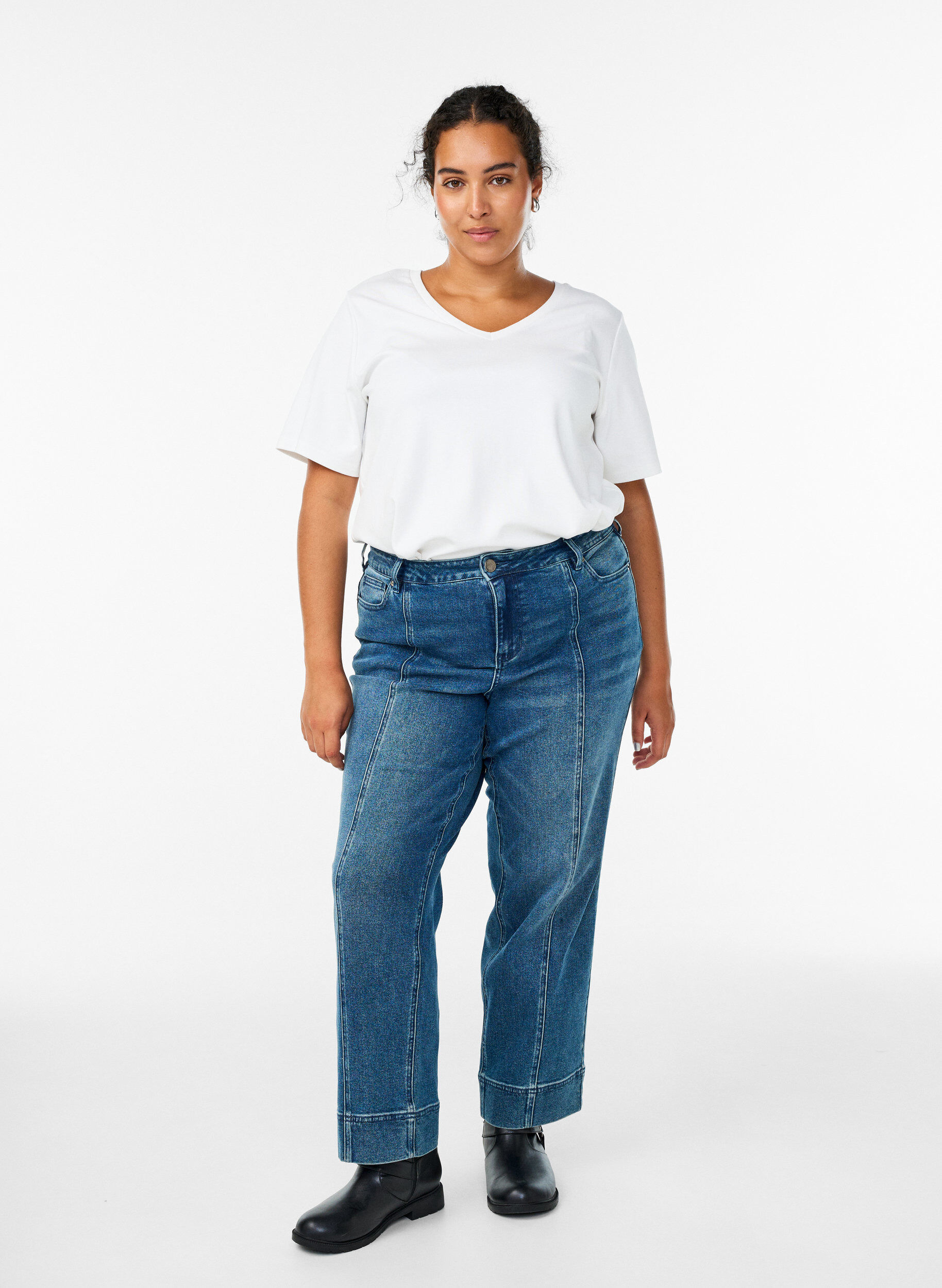 Jeans med rak passform och utm&auml;rkande s&ouml;mmar, Bl&aring;, Model