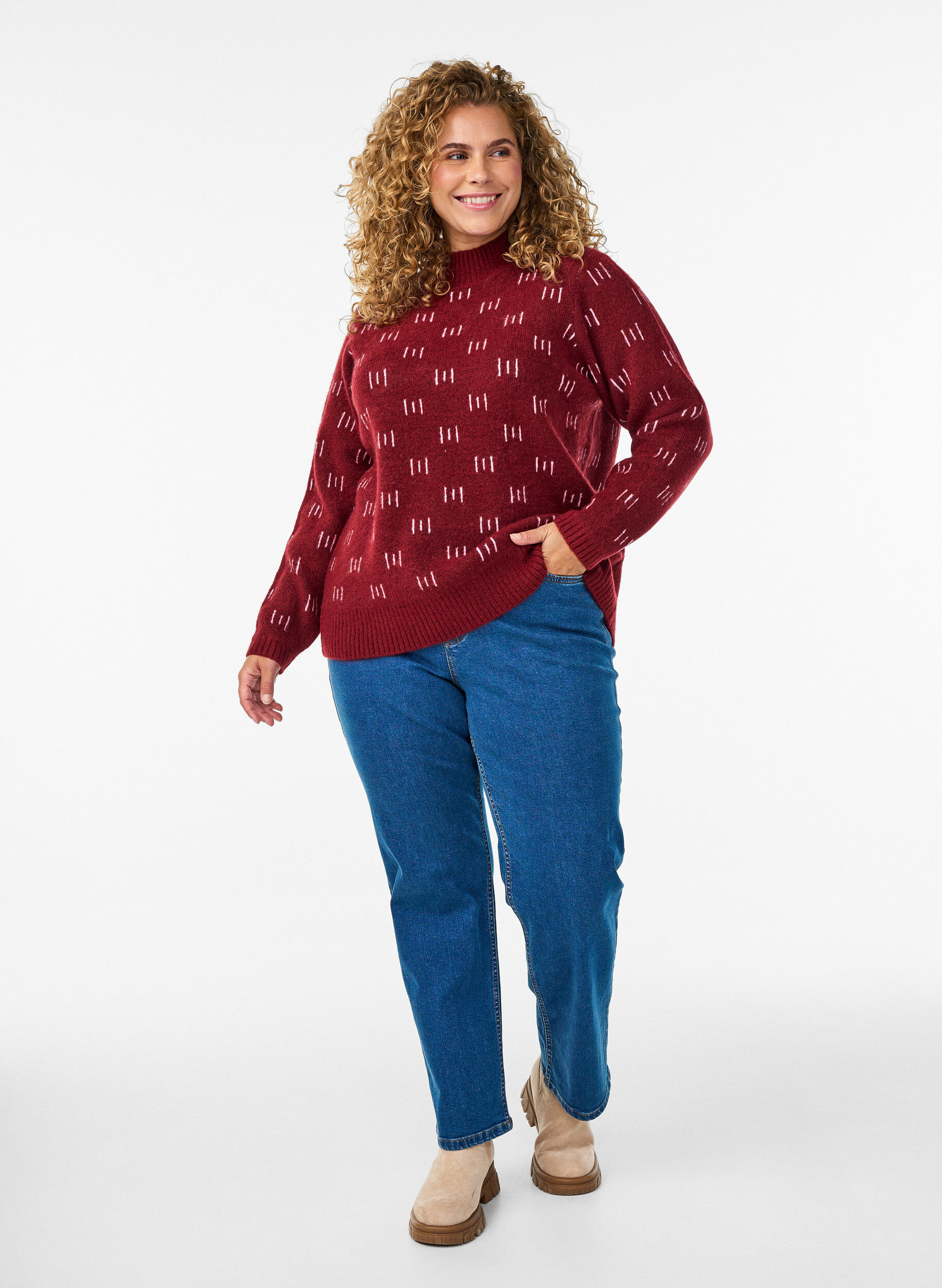 Zizzi M&ouml;nstrad stickad topp med h&ouml;g hals, M&ouml;rk Bordeaux, Model image number 1