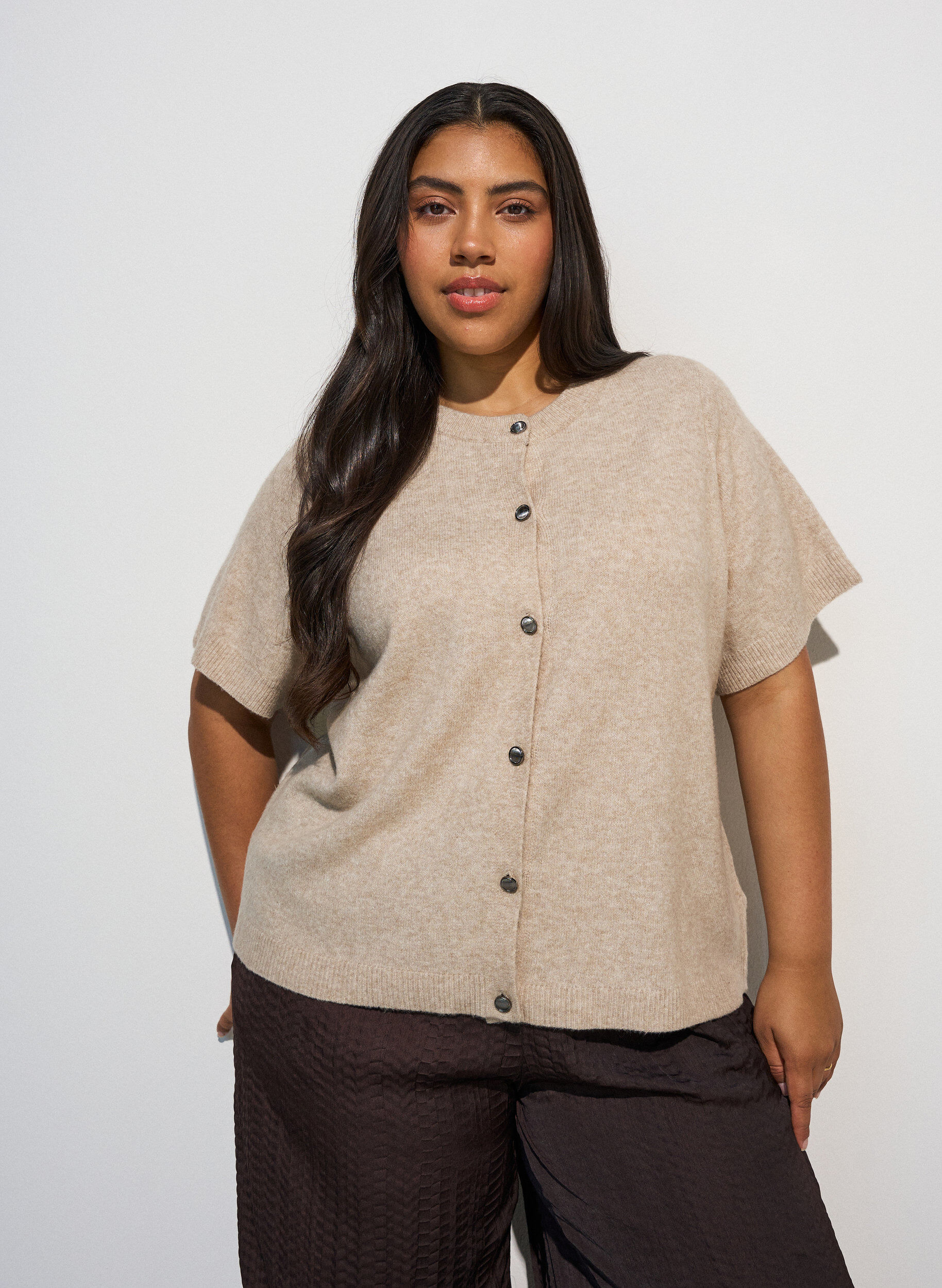 Stickad kofta med korta &auml;rmar, Beige, Model