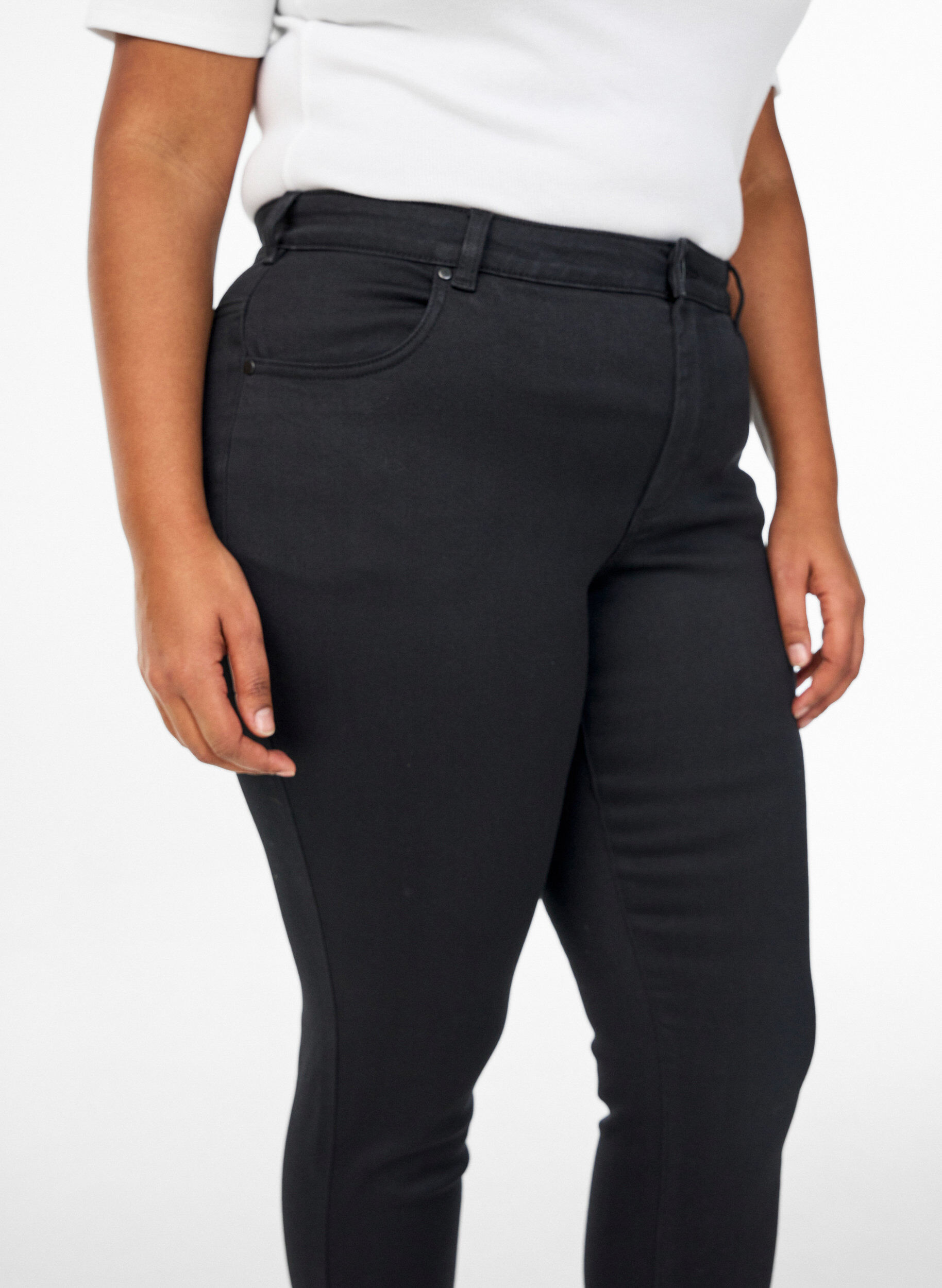 ZizziEmily jeans med smal passform och normal midja, Svart, Model image number 2