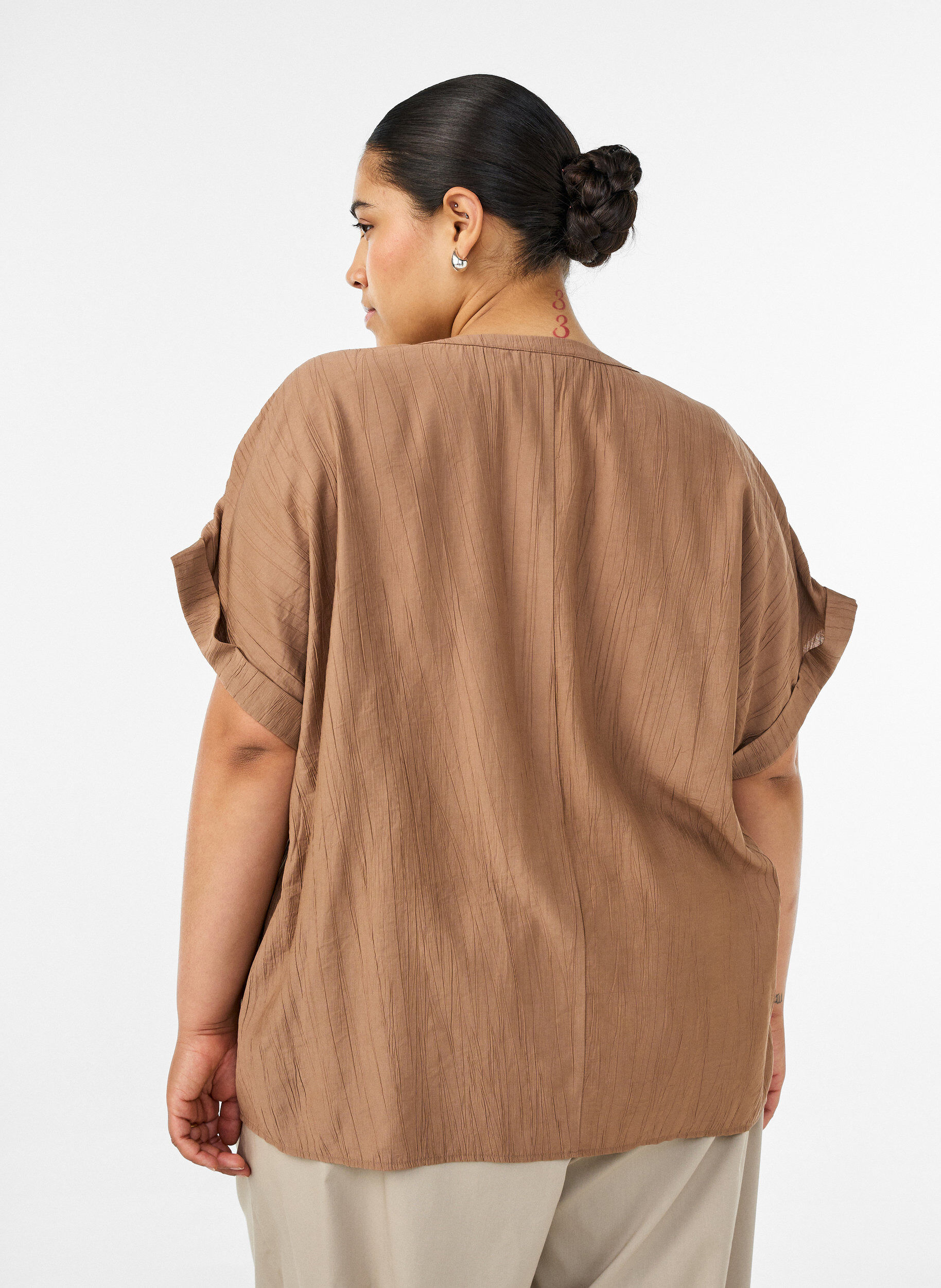 ZizziBlus i viskos med knappar och struktur, Brun, Model image number 2