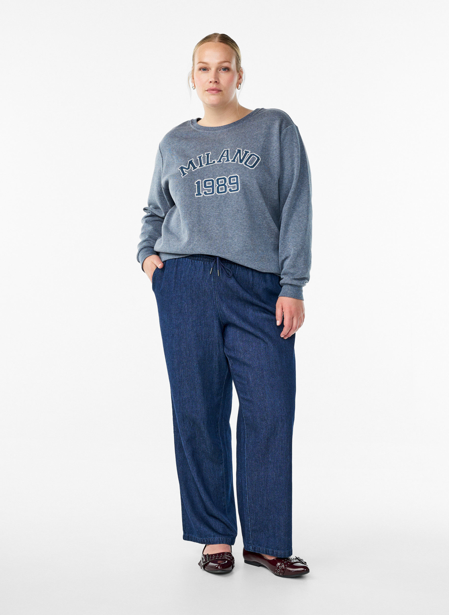 Zizzi Sweatshirt med broderat Milan-motiv, Gr&aring;, Model image number 1