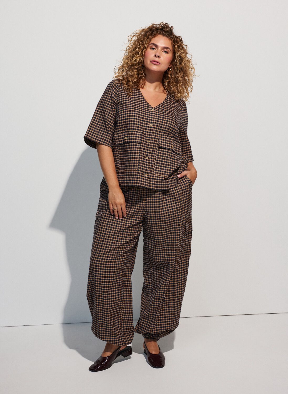 ZizziAvslappnad rutm&ouml;nstrad overall-look, , Model