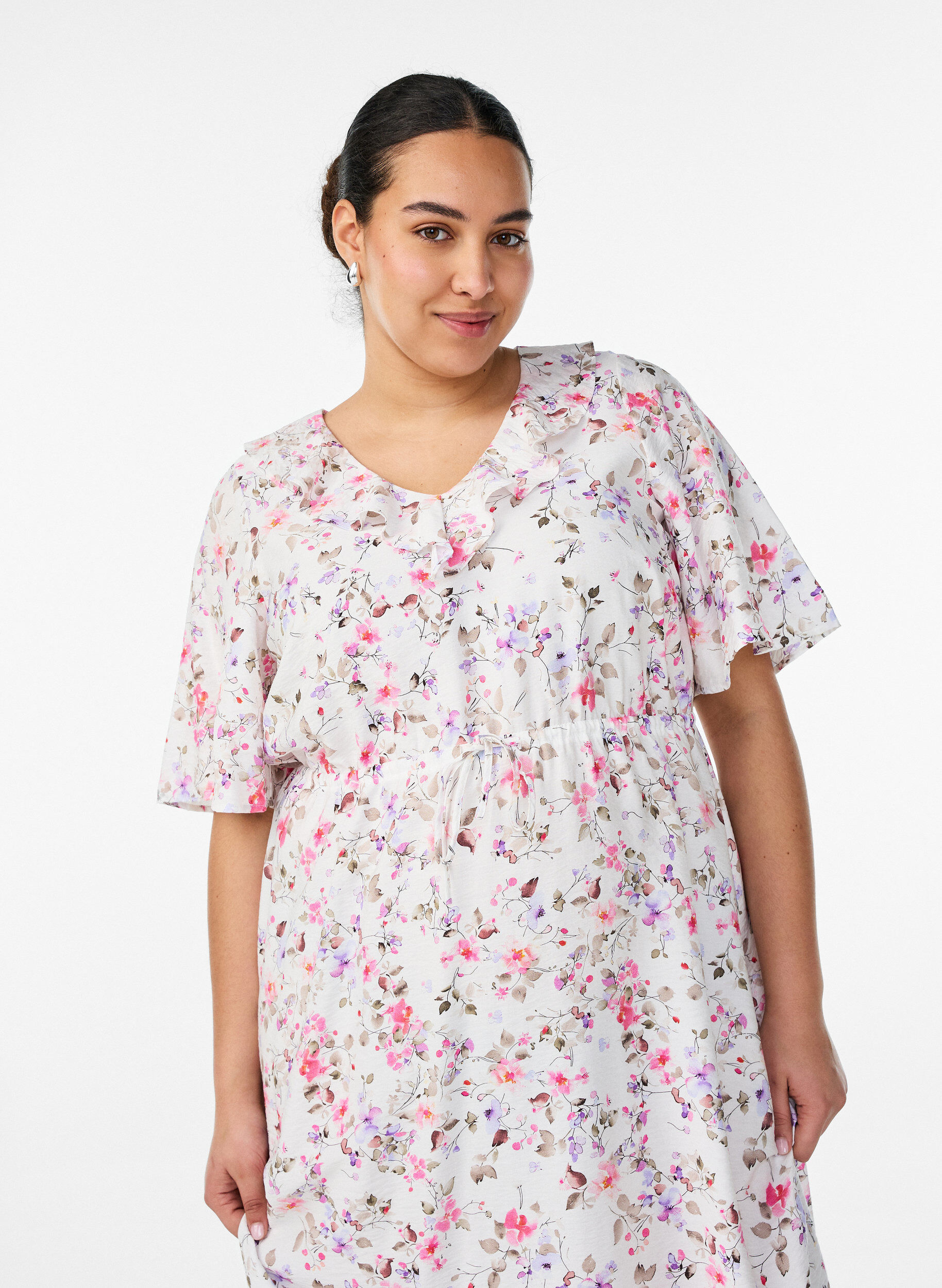 ZizziMidikl&auml;nning i viskos med blommigt m&ouml;nster och volangkrage, Vanilla, Model image number 2