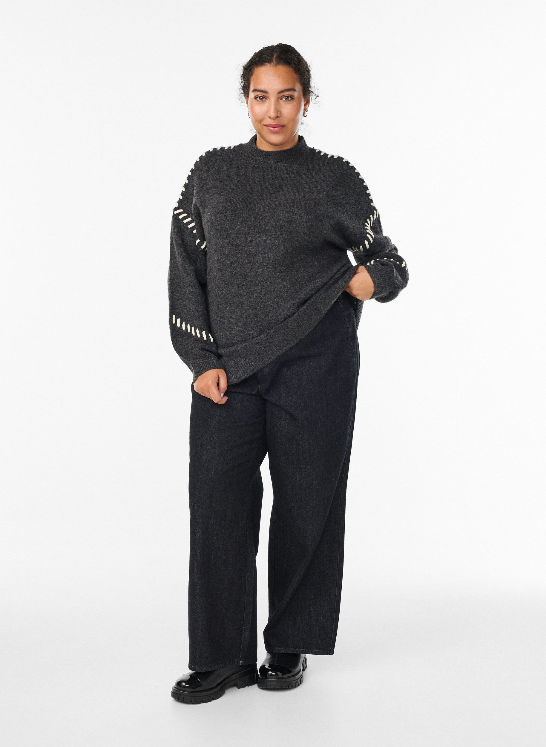 Zizzi Tr&ouml;ja med dekorativa s&ouml;mmar, Gr&aring;, Model image number 1