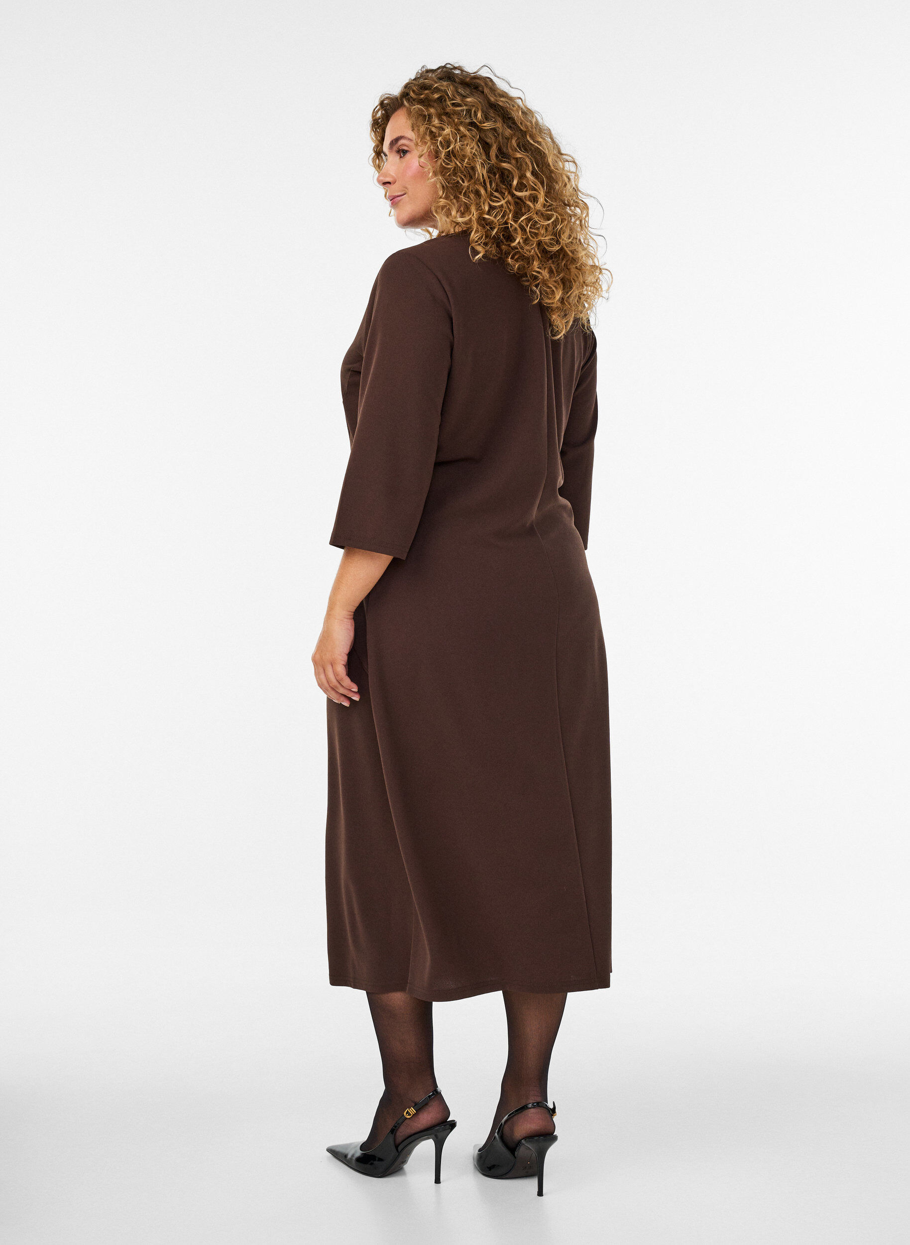 ZizziKl&auml;nning i jersey med drapering och dekorativt sp&auml;nne, Brun, Model image number 1
