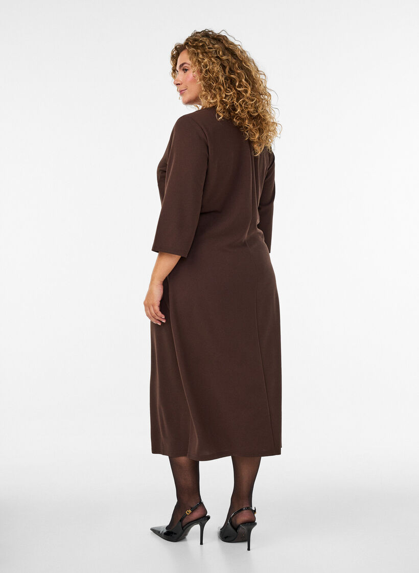 Kl&auml;nning i jersey med drapering och dekorativt sp&auml;nne, Brun, Model image number 1