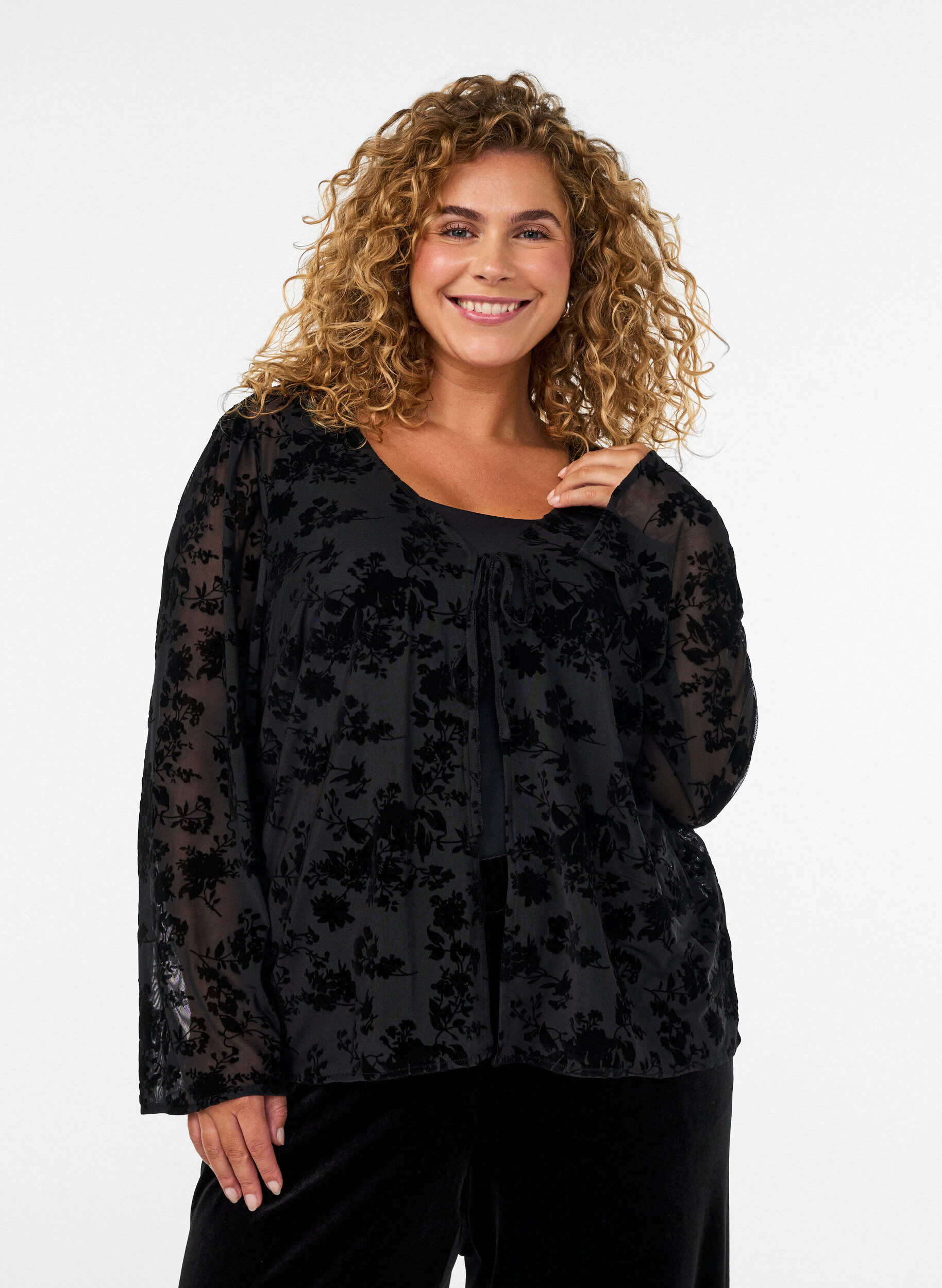 ZizziMeshblus med blomm&ouml;nster och &ouml;ppen front, Svart, Model image number 0