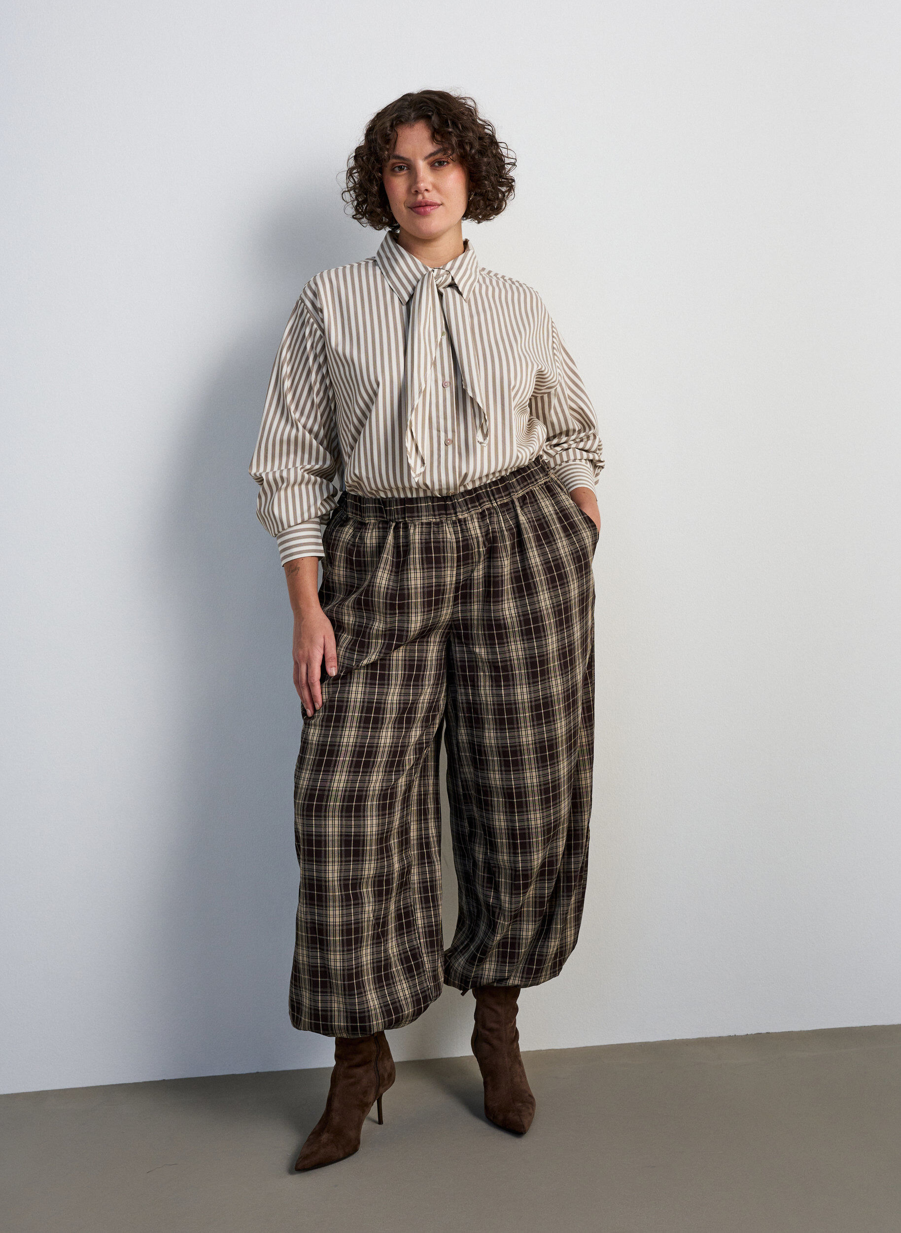 ZizziRandig skjorta med avtagbart knytband, Beige, Model image number 1